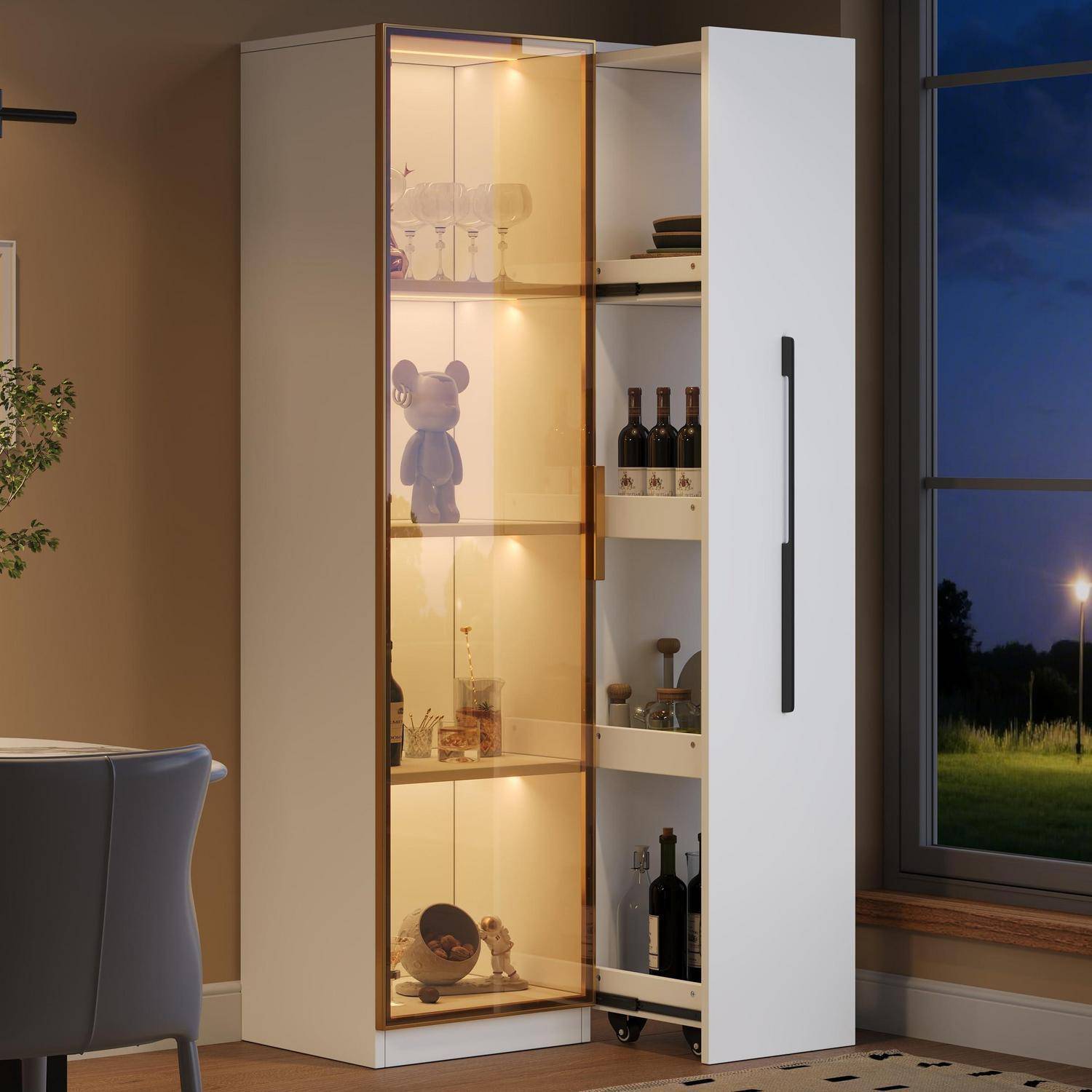 Großes beleuchtetes Vitrinenschrank mit Glastür und offener Seitentür, der Regale mit Flaschen, Gläsern und dekorativen Figuren in einem Zimmer neben einem Fenster zeigt.