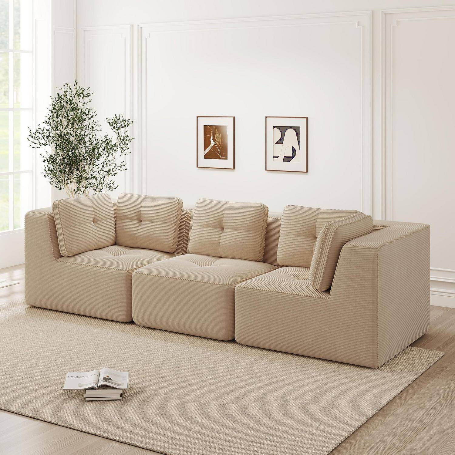 Beiges modulares Ecksofa in einem hellen, minimalistischen Wohnzimmer mit Wandkunst im Rahmen, einem Topfbaum und einem aufgeschlagenen Buch auf einem Teppich.