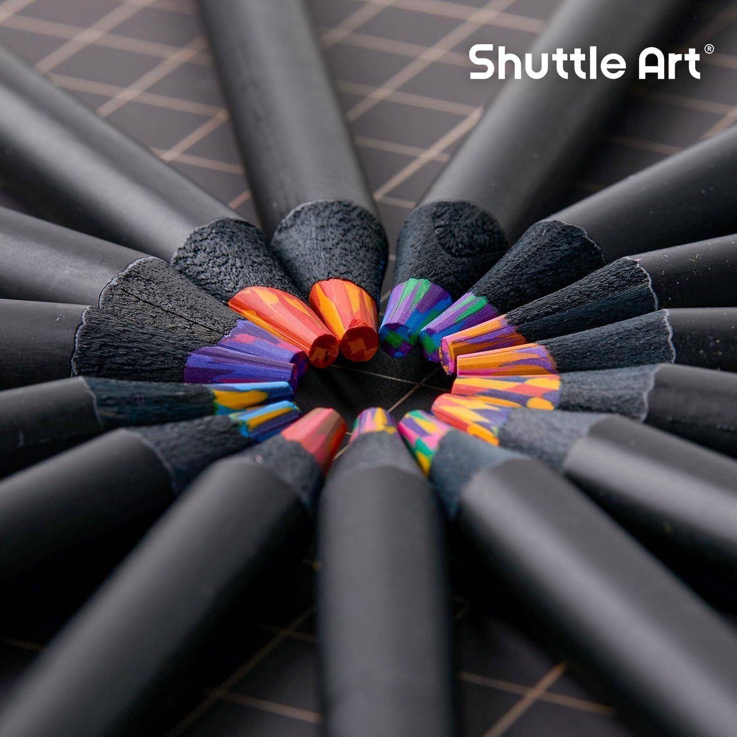 Kreisförmige Anordnung von schwarzen Bleistiften mit leuchtend farbigen, gespitzten Spitzen, von oben auf einem dunklen Gitterhintergrund betrachtet, mit dem Logo „Shuttle Art