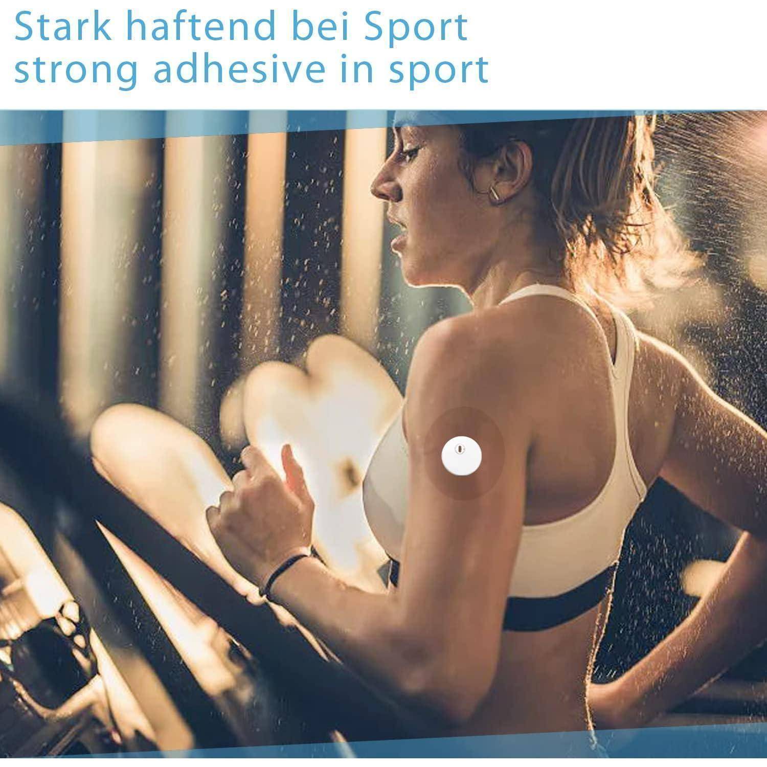 Frau trainiert auf einem Indoor-Bike, trägt einen Brust-Pulsmesser; Text sagt „Stark haftend bei Sport" und „starke Haftung im Sport"".