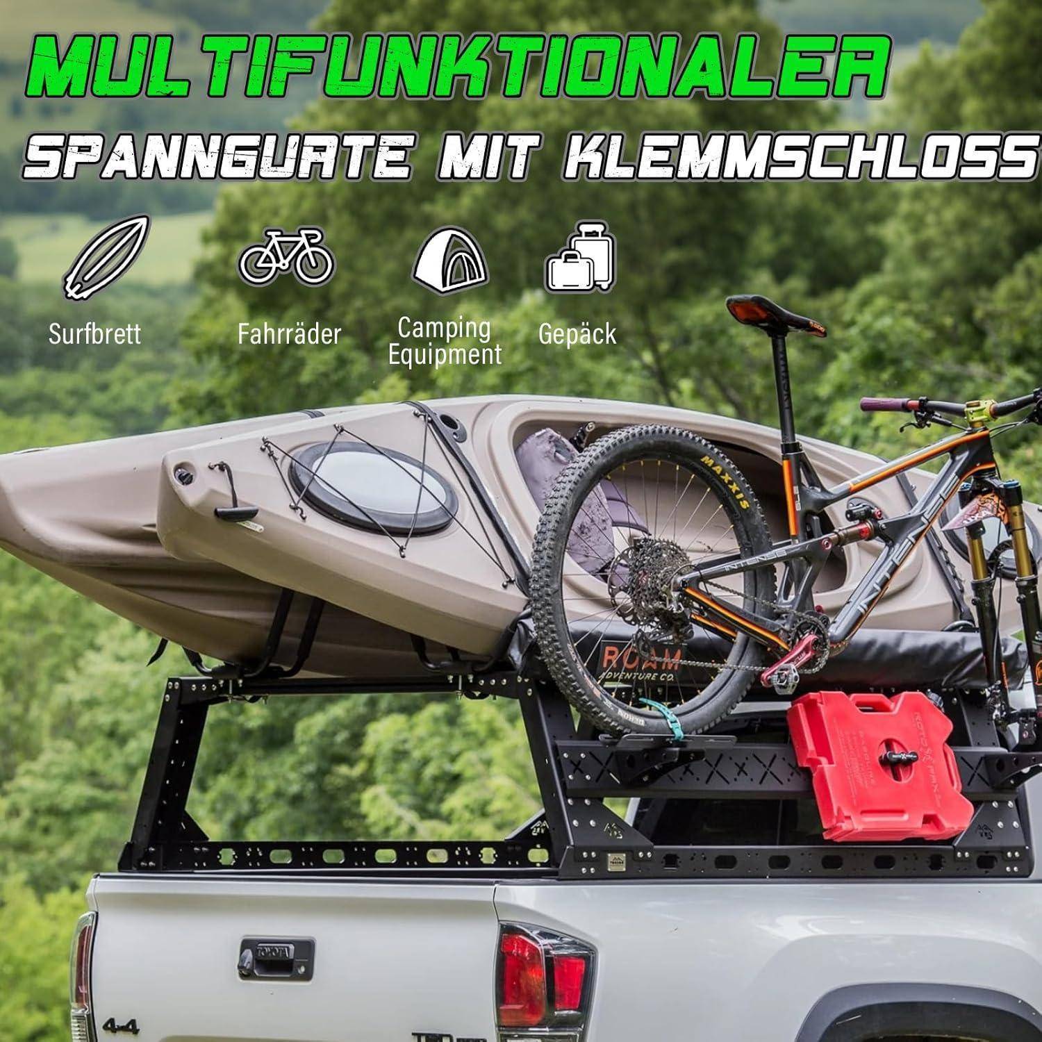 Anzeige für einen multifunktionalen Spanngurt mit Klemmverschluss, der einen Kajak, ein Fahrrad, Campingausrüstung und Gepäck auf einem Dachgepäckträger eines Pickup-Trucks sichert.