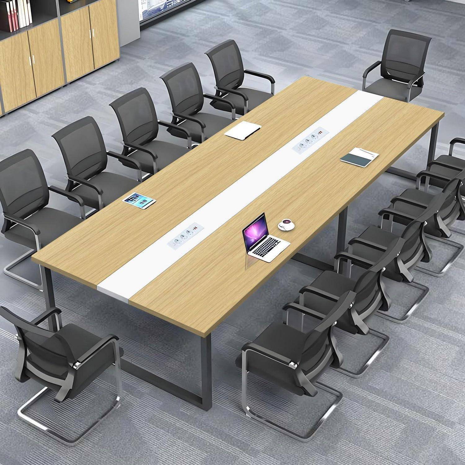 Leerer moderner Konferenzraum mit einem langen Holztisch, vielen schwarzen Stühlen und einem Laptop, Notizbuch und Papieren auf der Tischplatte.