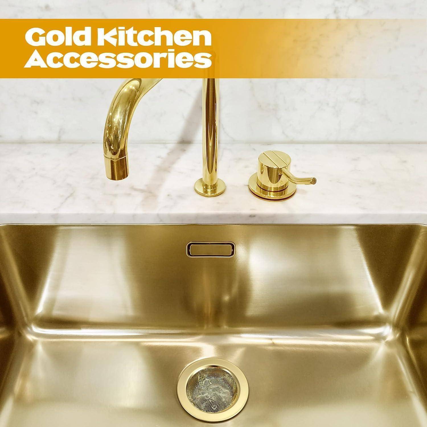 Goldene KüchenAccessoires auf einer Marmor-Arbeitsplatte: goldener Wasserhahn, passender Seifenspender und ein Edelstahlspülbecken mit goldenem Finish.