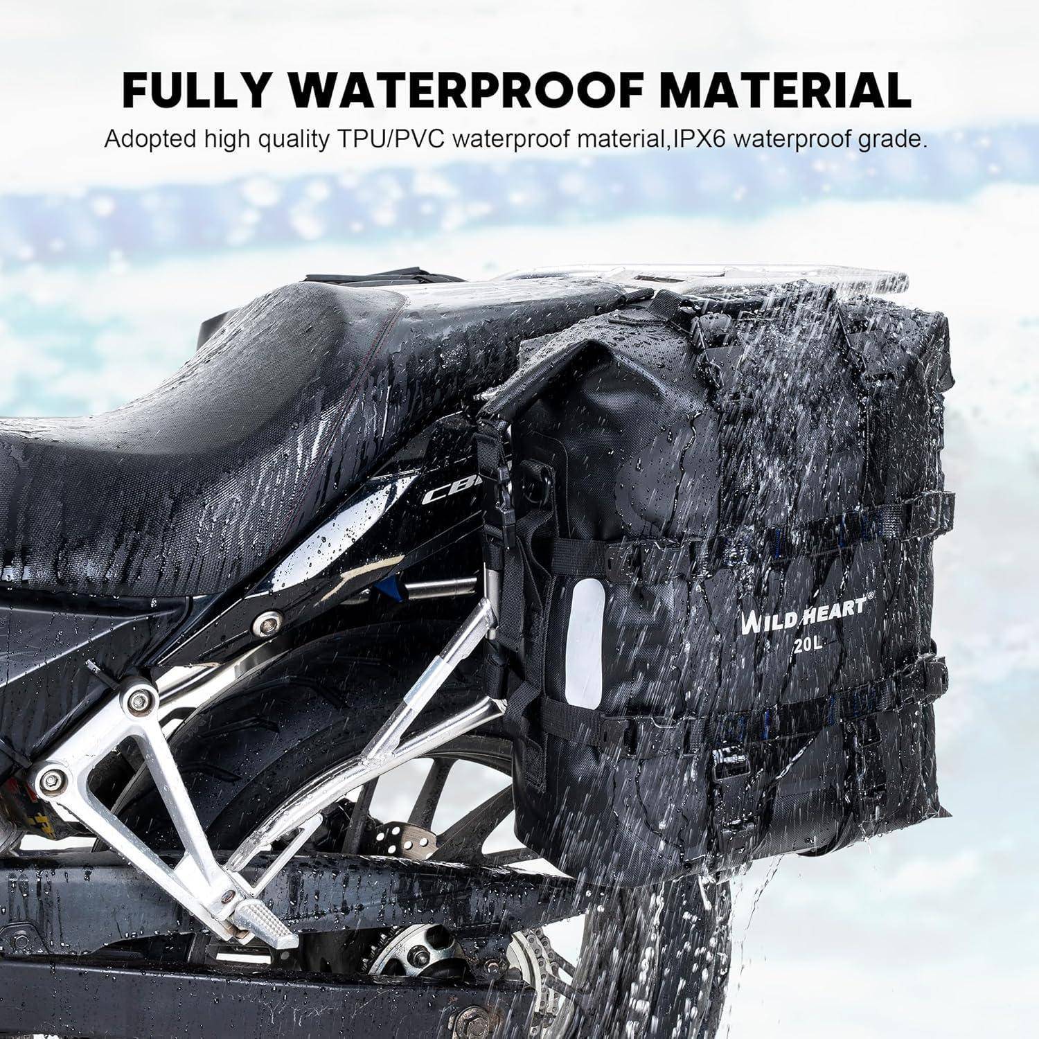 Wasserdichte Fahrradtasche, die an einem Fahrrad befestigt ist, gezeigt unter starkem Wassernebel mit dem Text „VOLLSTÄNDIG WASSERDICHTES MATERIAL" und „IPX6-Schutzart"".