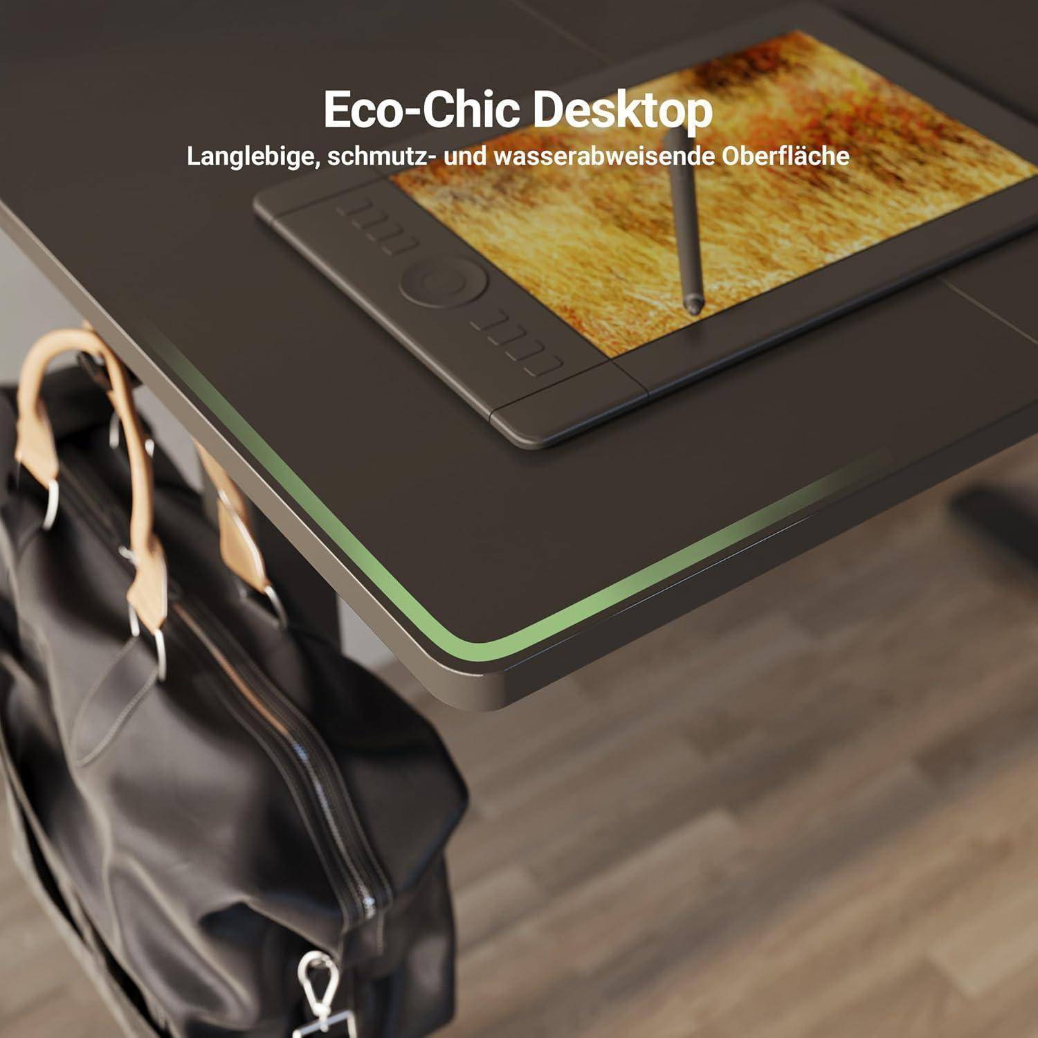 Eco-Chic Schreibtischecke mit Detailaufnahme einer langlebigen, fleck- und wasserfesten Oberfläche; ein Stift ruht auf einem Schreibblock neben einer schwarzen Tasche.