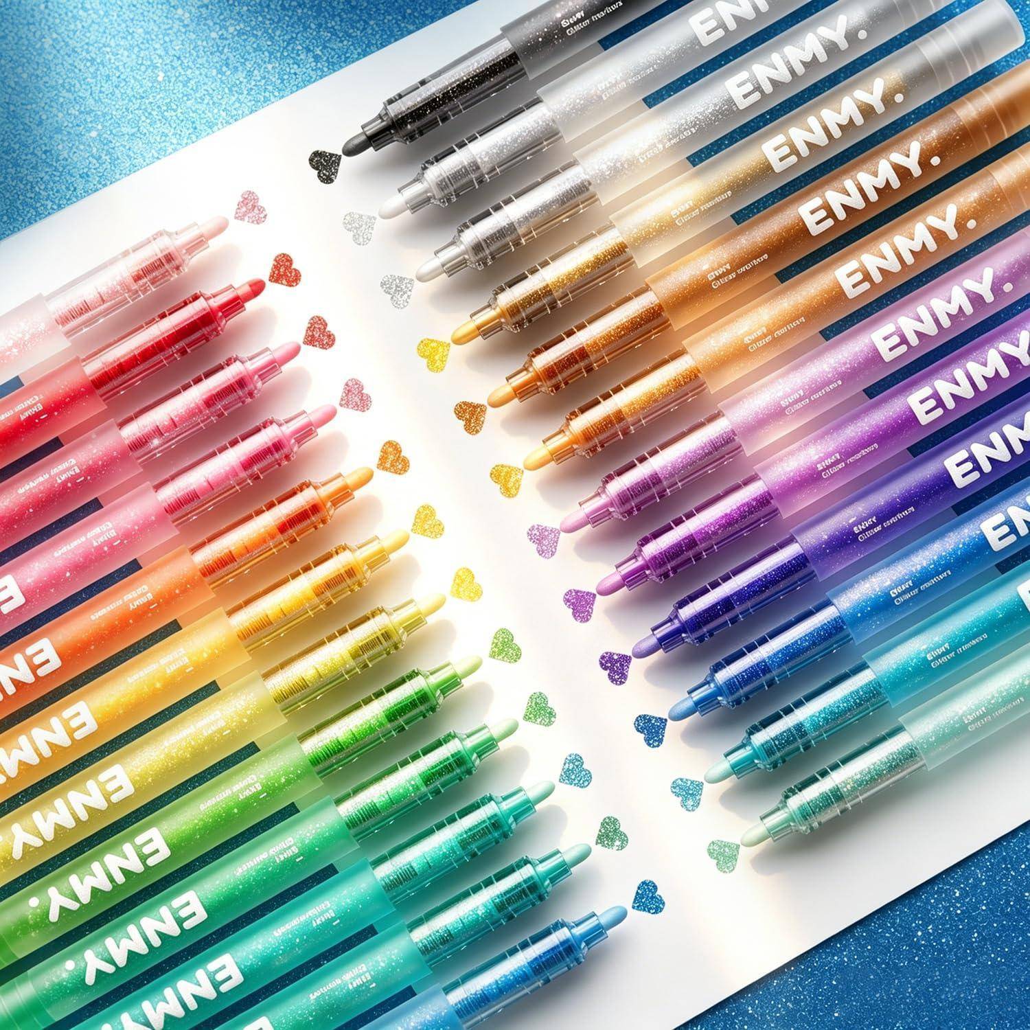Diagonale Anordnung von bunten ENMY-Stiften in Regenbogenverlauf, gezeigt mit passenden herzförmigen Tintenflecken auf weißem und blauem Glitter-Hintergrund.