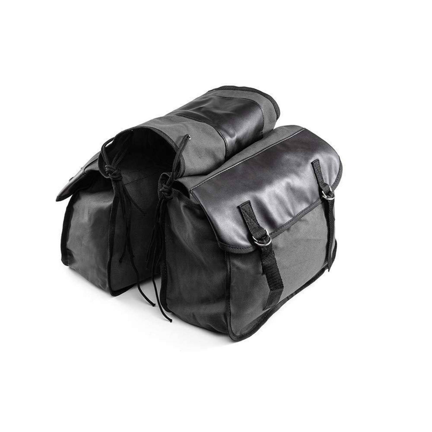 Paar schwarzer Ledermotorrad-Satteltaschen mit verschnallten Klappenverriegelungen und zylindrischer Rollentasche auf weißem Hintergrund.