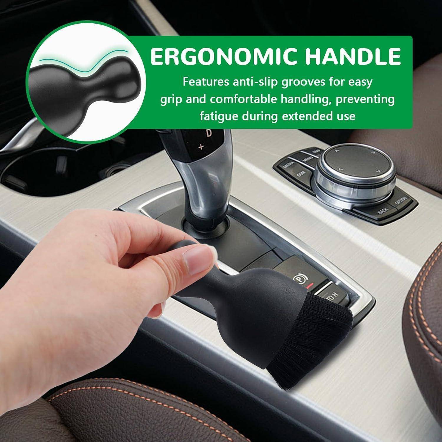 Hand, die einen schwarzen ergonomischen Pinsel neben einem Autoschalthebel hält; Einsatz und Text bewerben rutschfeste Rillen für einen komfortablen, ermüdungsreduzierenden Griff.