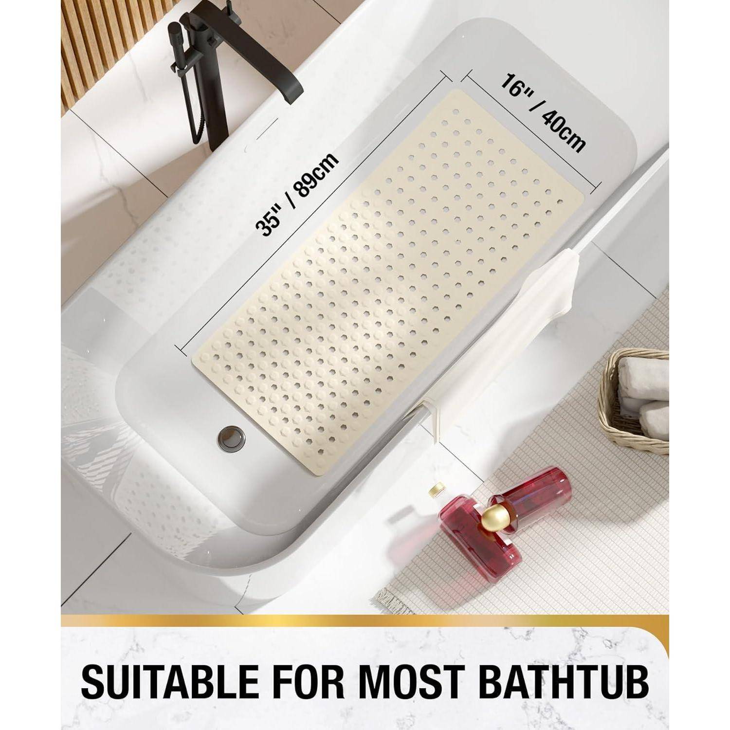 Annotierte Badewanne mit einer rutschfesten Badmatte mit der Kennzeichnung 35 Zoll x 16 Zoll (89 cm x 40 cm) und dem Text „FÜR DIE MEISTEN BADEWANNEN GEEIGNET