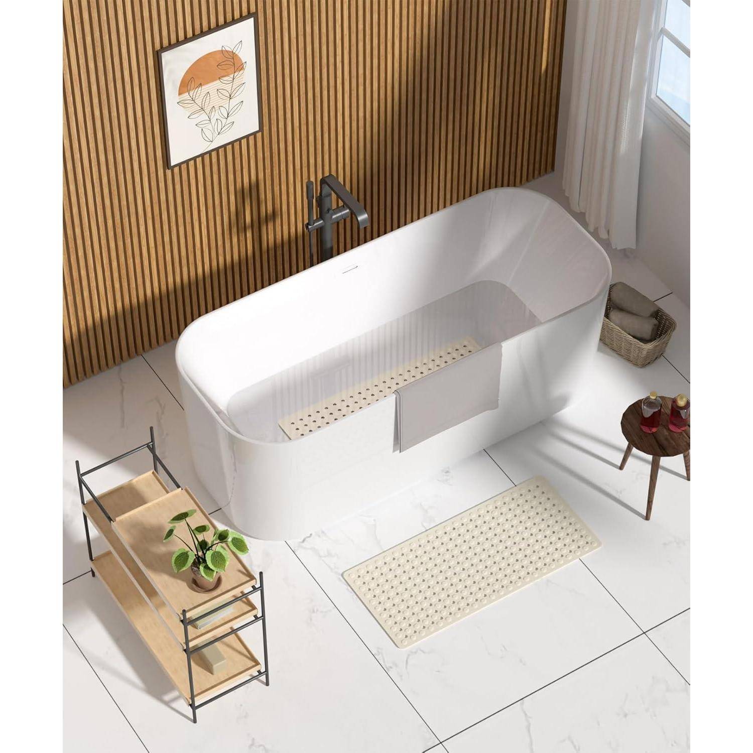 Modernes Badezimmer mit einer freistehenden weißen ovalen Badewanne vor einer Holzlattwand, beleuchtet durch Sonnenlicht, mit einem Pflanzenbrett, Teppich und kleinem Beistelltisch.