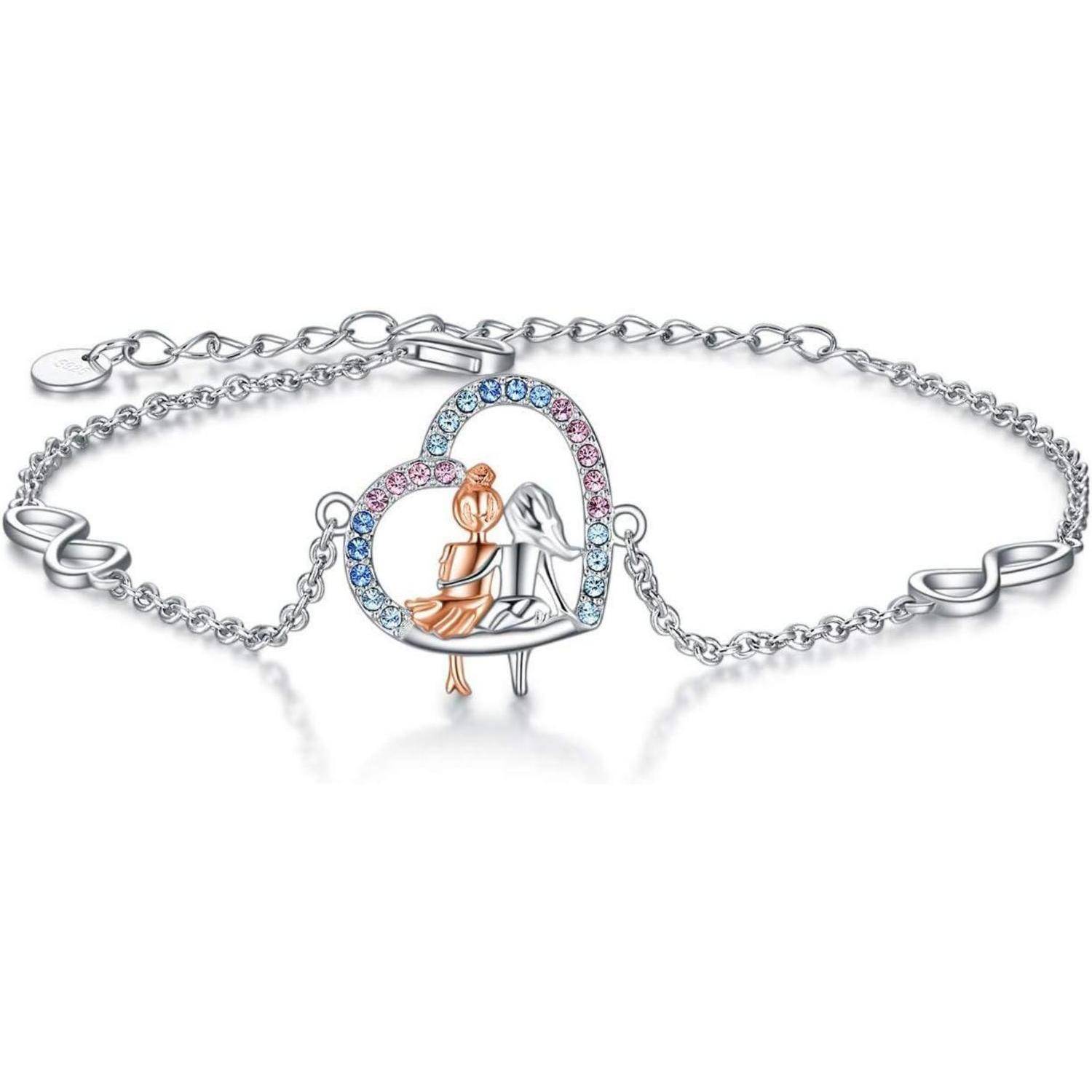 Silberarmband mit Kettengliedern und herzförmigem Anhänger mit zwei sitzenden Figuren, eine in Roségold und eine in Silber, verziert mit blauen und rosafarbenen Steinen.