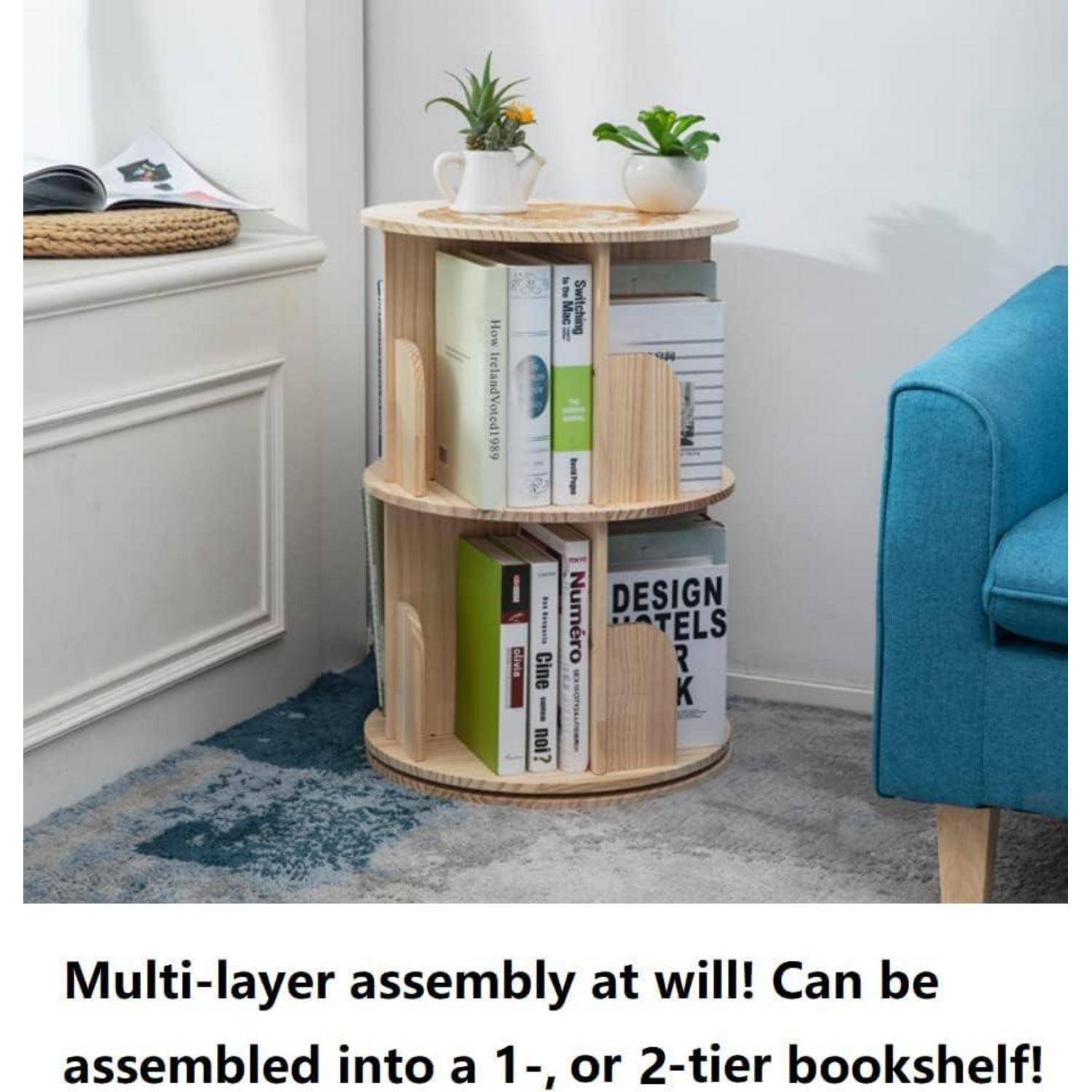 Rundes modulares Holzregal mit zwei Ebenen neben einem blauen Sofa, das Bücher und kleine Topfpflanzen enthält; die Bildunterschrift besagt, dass es als 1- oder 2-stöckiges Regal montiert werden kann.