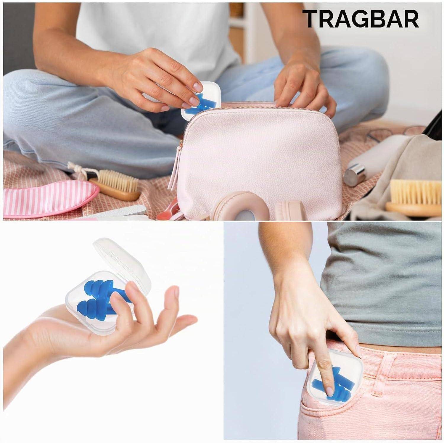 Eine Person legt blaue Ohrstöpsel in eine rosa Schutzhülle, wobei Nahaufnahmen den kompakten Behälter zeigen, der an einer Tasche befestigt ist.