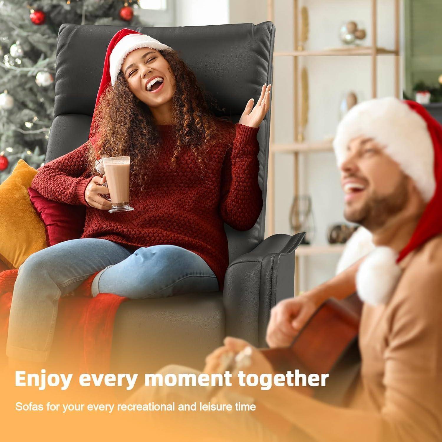 Lächelnde Frau in einer Weihnachtsmütze entspannt sich in einem Relaxsessel mit einem Getränk, während ein Mann in ihrer Nähe Gitarre spielt; eine Möbelanzeige für die Feiertage besagt „Genießen Sie jeden Moment zusammen