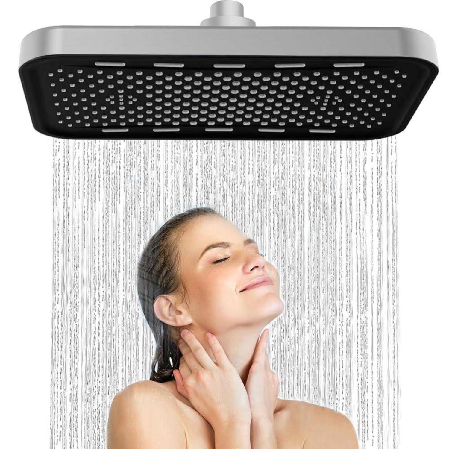 Eine Frau entspannt sich unter einer großen Regenduschkopf, die Augen geschlossen und die Hände am Nacken, genießt eine Dusche.