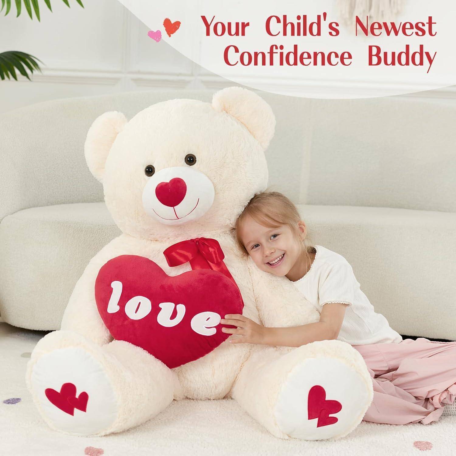 Lächelndes Mädchen umarmt einen riesigen weißen Teddybär, der ein rotes Herz mit der Aufschrift „Liebe