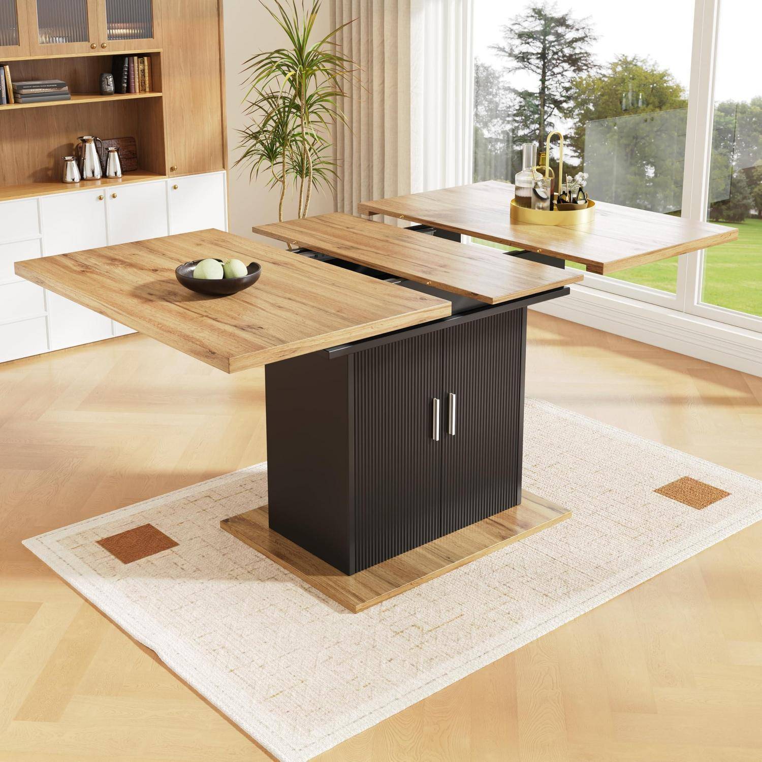 Ausziehbarer Esstisch in einem hellen Raum, dargestellt mit ausgefahrenen Blattplatten um eine schwarze Mittelsäule und einen Schrank.