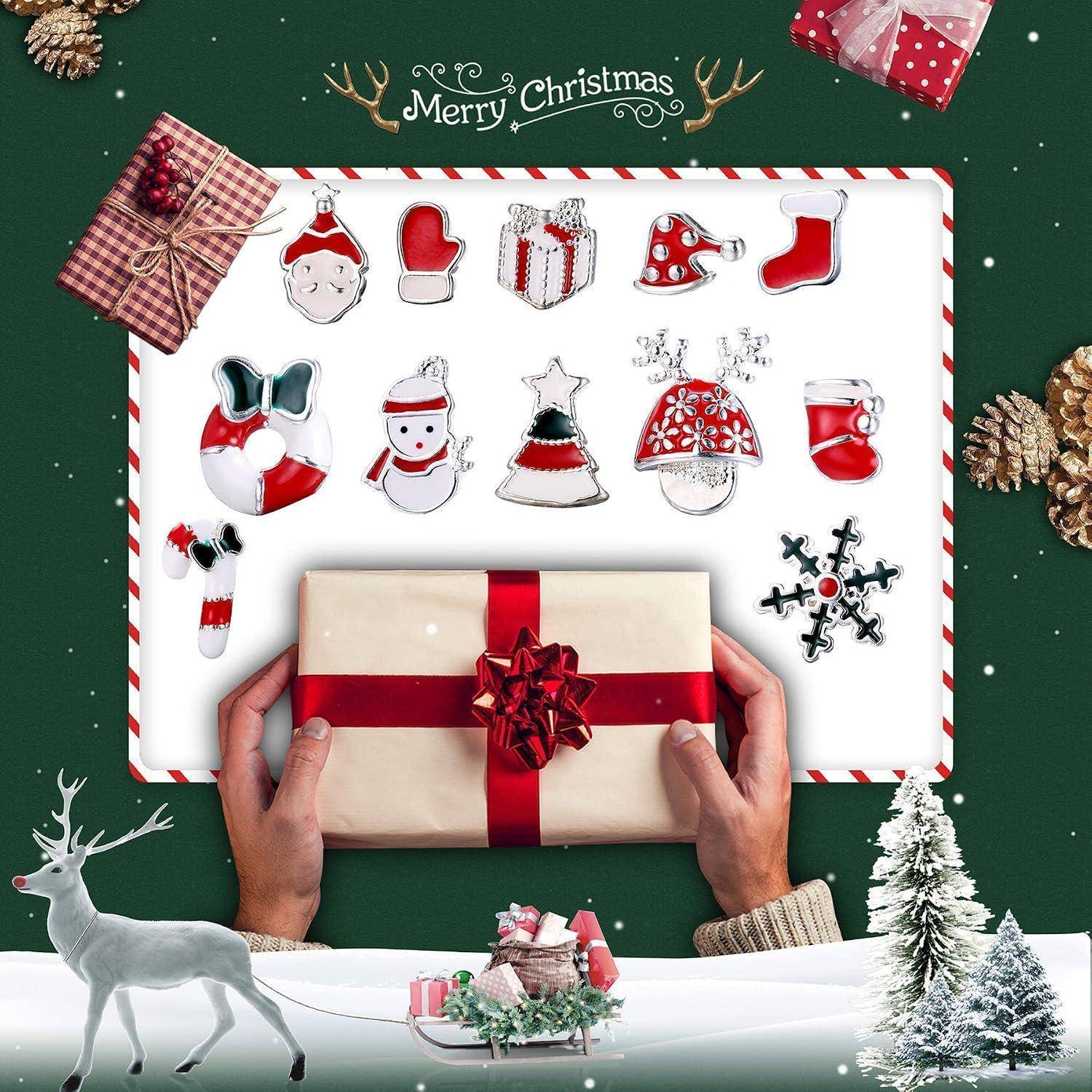 Hände wickeln ein Weihnachtsgeschenk auf einem festlichen Brett mit „Frohe Weihnachten