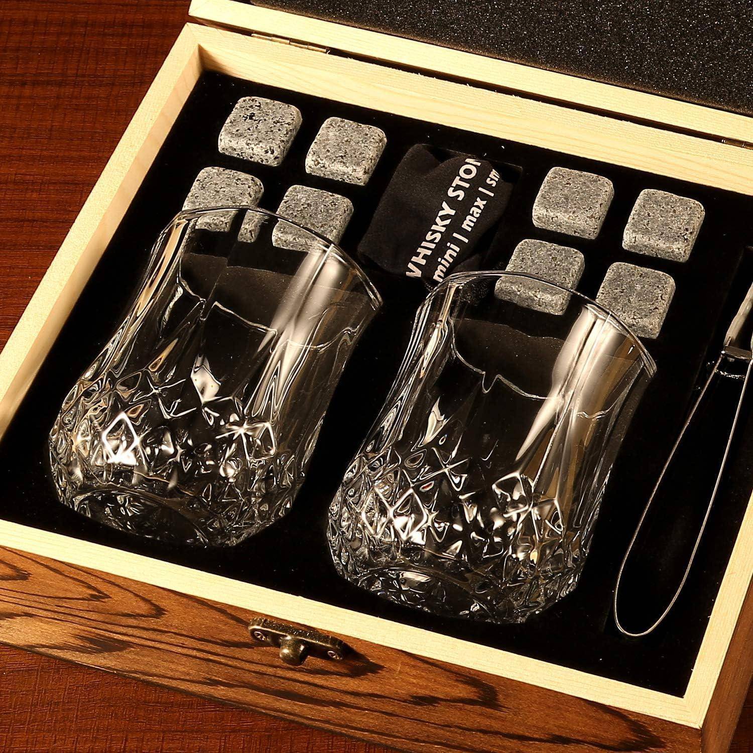 Geschenkbox mit zwei geschliffenen Whiskygläsern aus Kristallglas, Metallzange und Whisky-Steinen in einem ausgekleideten Holzkasten.