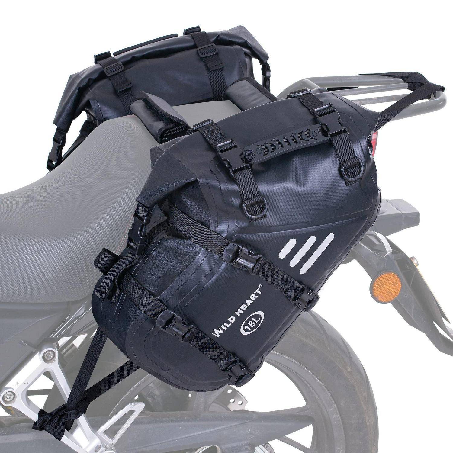 Schwarze wasserdichte Motorrad-Satteltasche, die an der Rückseite eines Fahrradsattels befestigt ist, mit Schnallen, Riemen und Seitenreflektoren.