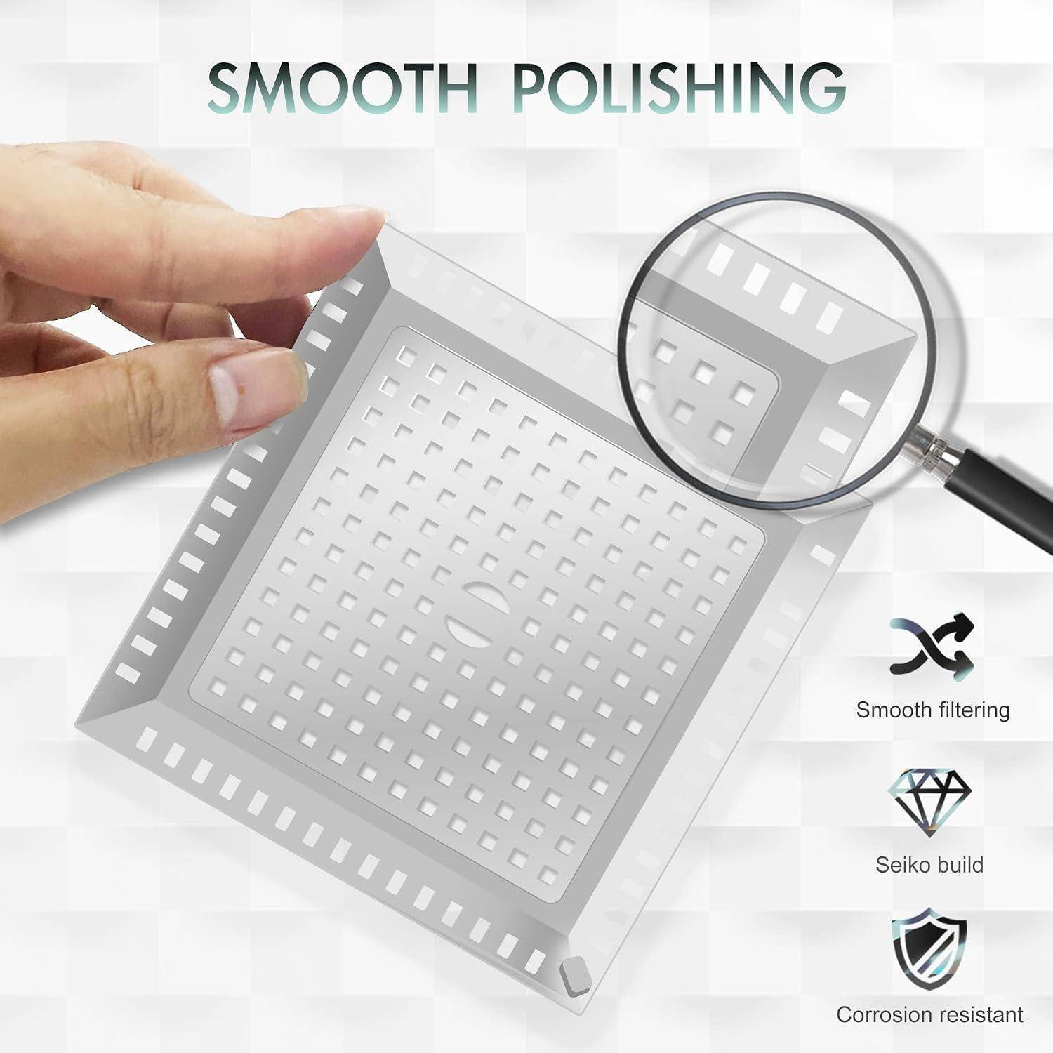 Werbegrafik einer Hand, die einen perforierten Metallfilter unter einer Lupe hält, mit der Bezeichnung „SMOOTH POLISHING