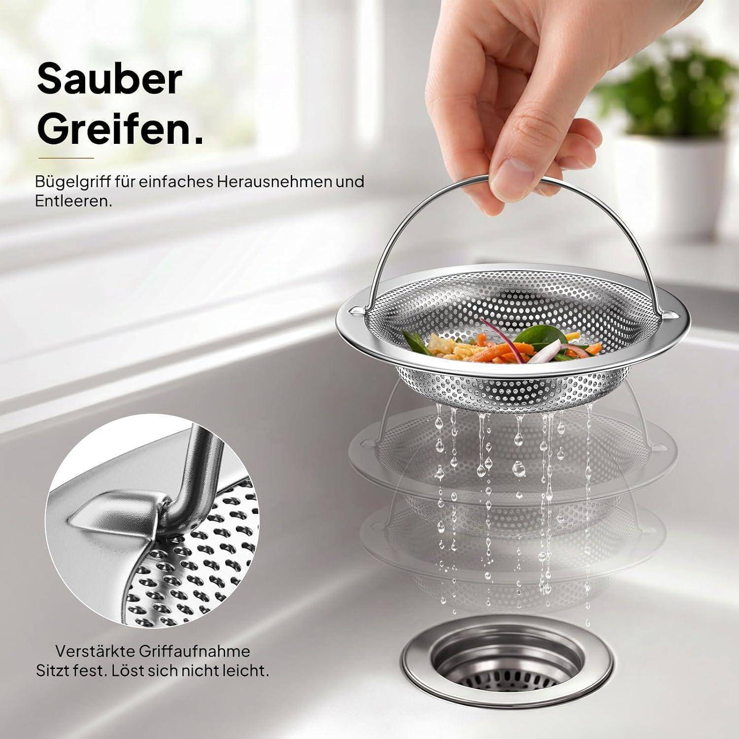 Hand hebt einen Edelstahl-Spülbeckensieb über einem Abfluss an und zeigt einfachen Griff und Entwässerung; deutscher Text liest sich: 'Sauber Greifen.' und 'Bügelgriff für einfaches Herausnehmen und Entleeren.
