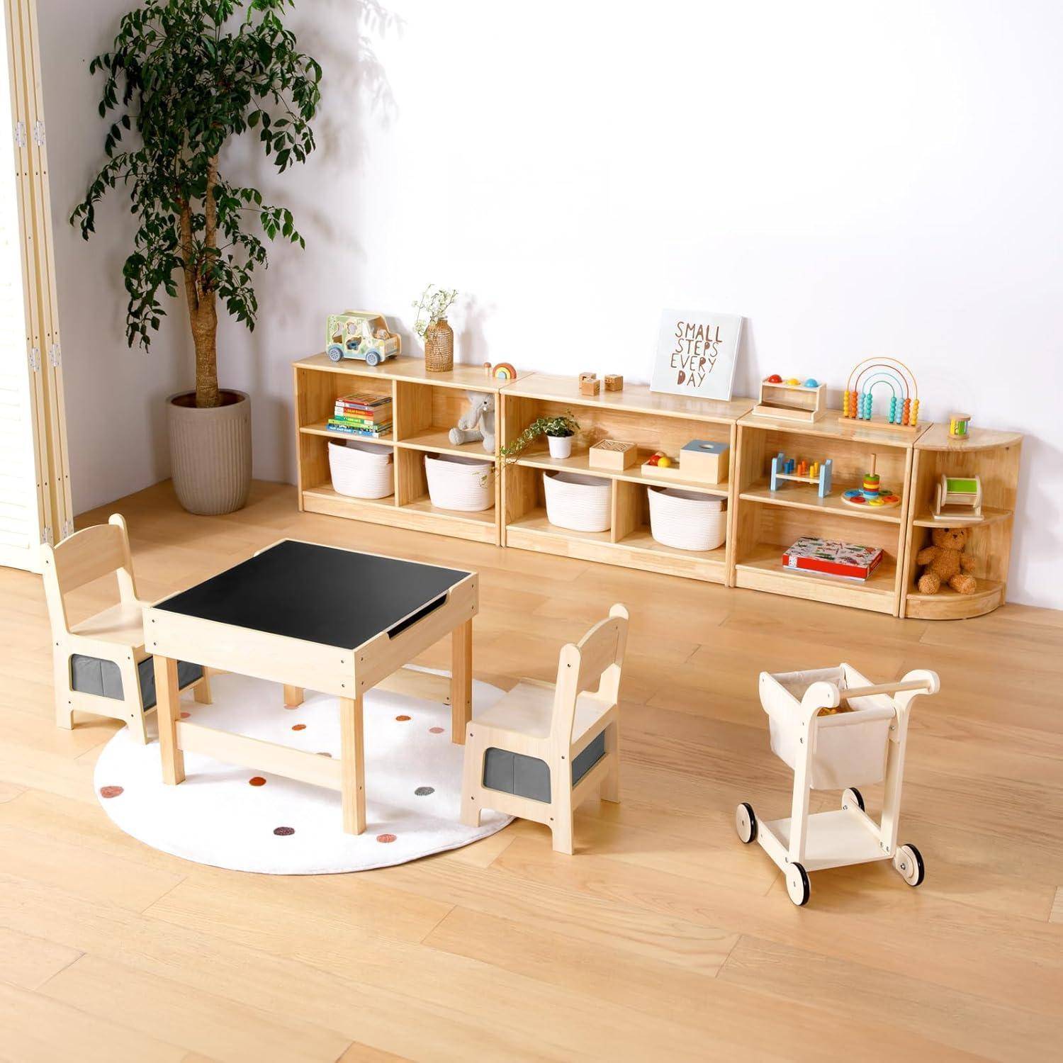 Heller Kinderspielraum mit einem kleinen Tisch und Stühlen auf einem runden Teppich, Spielzeugwagen, Regal mit Behältern und Spielzeugen sowie einem großen Topfbaum.