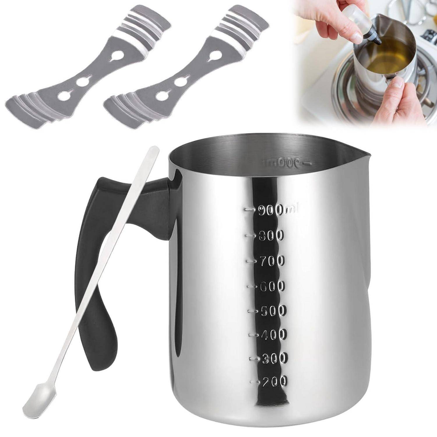 Edelstahl-Milchschäum-Kanne mit Griff, Ausguss und Messskalen, abgebildet mit zwei tamper-/thermometerähnlichen Zubehörteilen und eine Nahaufnahme beim Ausgießen.