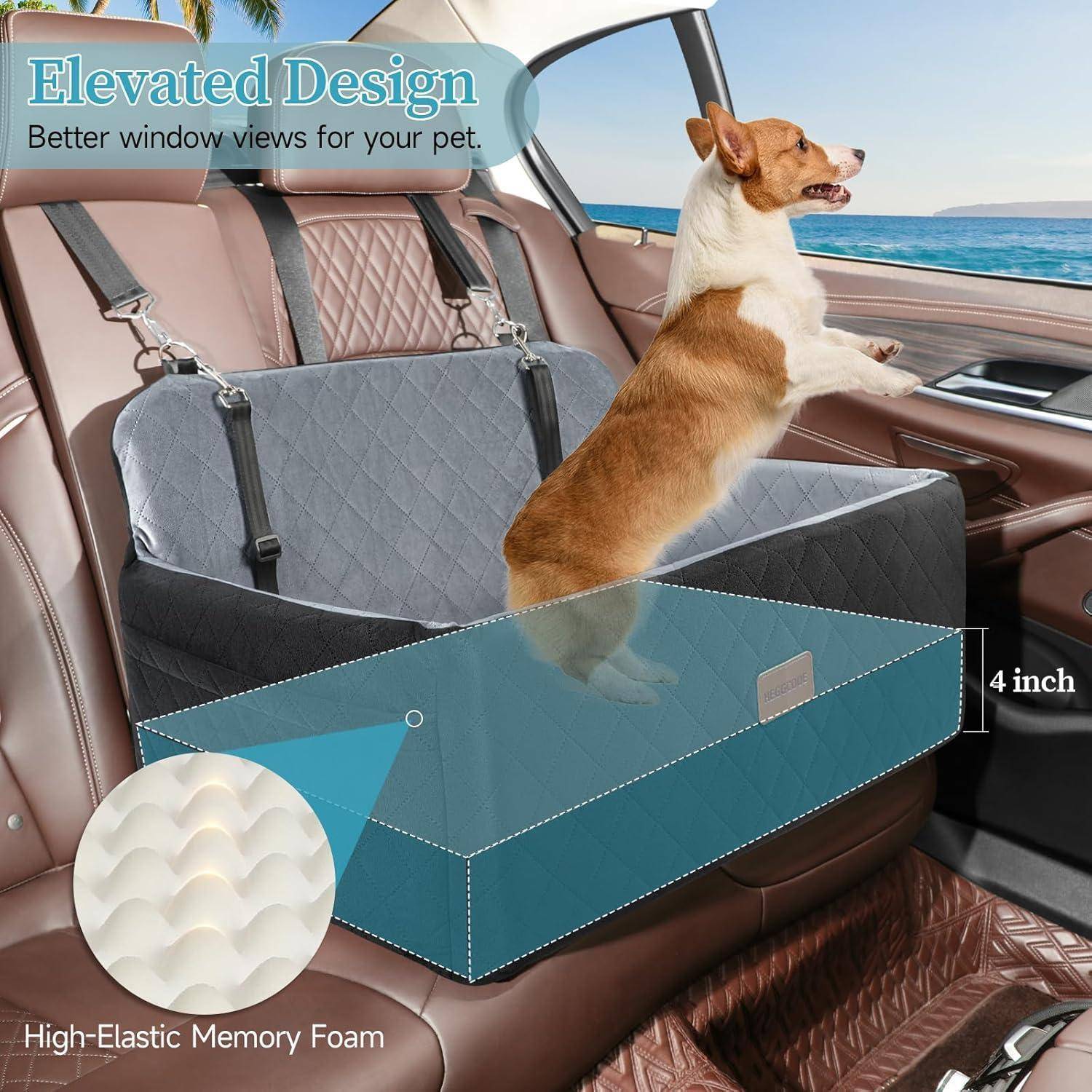 Werbebild eines Hundeautositzkissens auf einer Rückbank, das erhöhtes Design für bessere Ausblicke aus dem Fenster zeigt, 4 Zoll Höhe und hochelastischen Viscoelastischen Schaum.