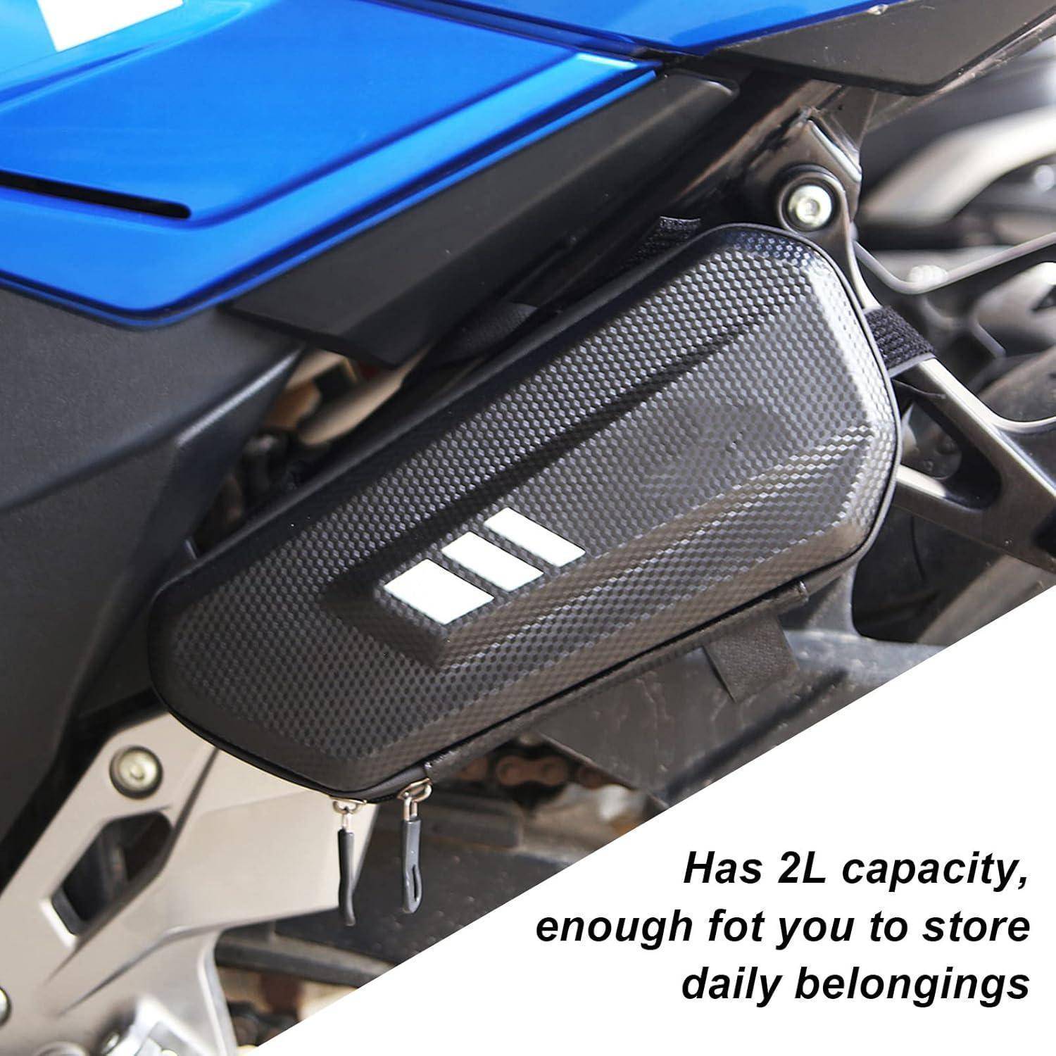 Motorrad-Seitentasche mit Carbon-Optik, unter dem Sattel angebracht; der Text besagt, dass sie eine Kapazität von 2L für tägliche Gegenstände hat.