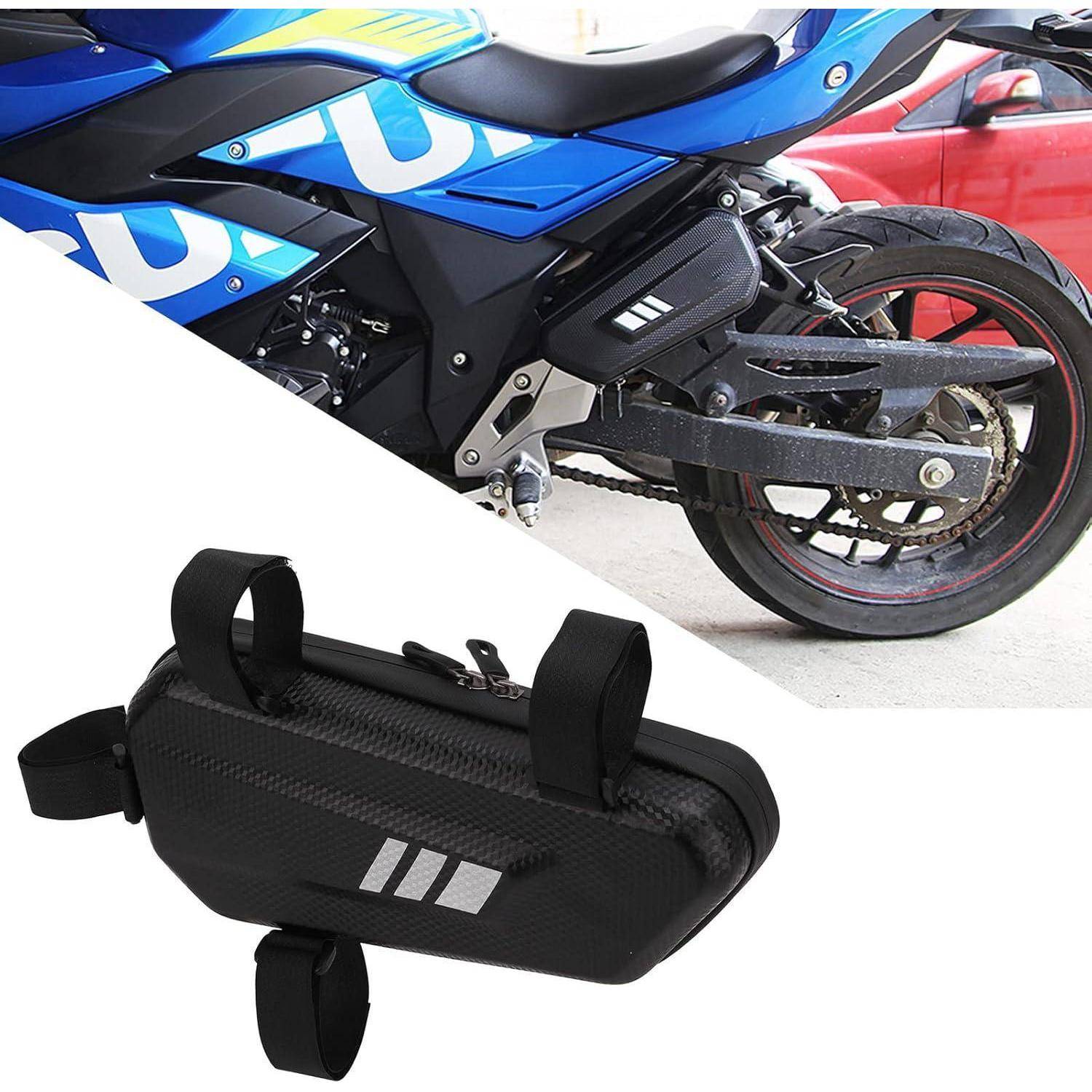 Motorrad-Heckseitentasche unter dem Sitz montiert, gezeigt auf einem blauen Sportmotorrad und als Produktbild auf weißem Hintergrund.