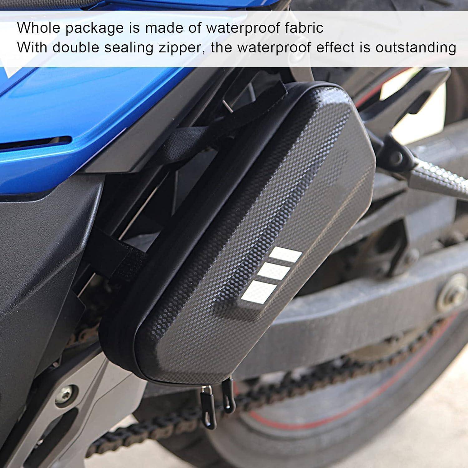 Wasserdichte Motorrad-Seitentasche mit Doppelreißverschluss am Motorrad befestigt, in Nahaufnahme dargestellt; Text besagt „Das gesamte Paket besteht aus wasserdichtem Material" und „Mit Doppelreißverschluss ist die wasserdichte Wirkung hervorragend"".