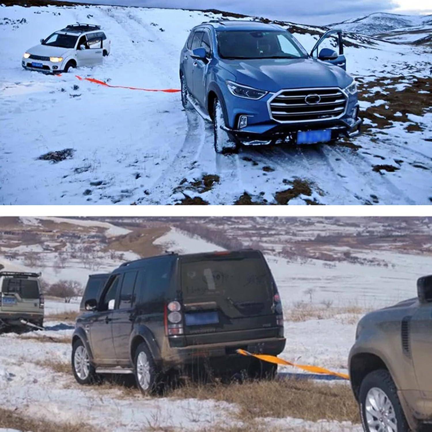 Zwei von Schnee eingeschlossene Autos, die durch orangefarbene Abschleppseile verbunden sind, ein SUV zieht ein festgefahrenes Fahrzeug in einer verschneiten ländlichen Landschaft.