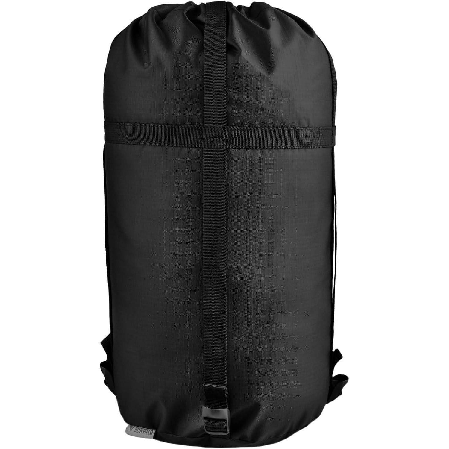 Schwarze zylindrische Zahnradtasche mit Kordelzugverschluss oben, vorderer Kompressionsgurt und Schnalle am Boden, auf weißem Hintergrund dargestellt.