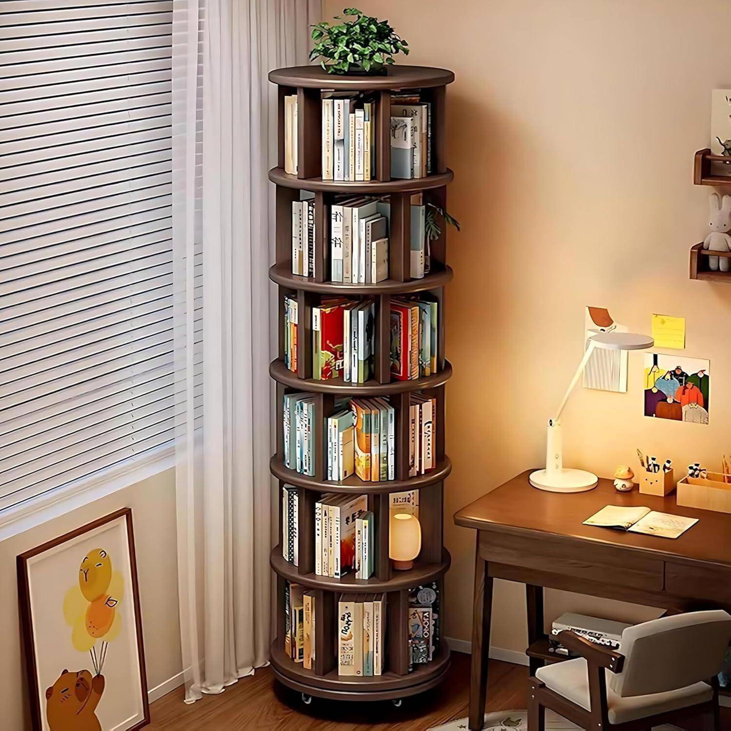 Ein hohes, sich drehendes Bücherregal voller Bücher steht neben einem kleinen Schreibtisch mit Lampe, Stuhl und Notizen in einer gemütlichen Ecke des Arbeitszimmers zu Hause.