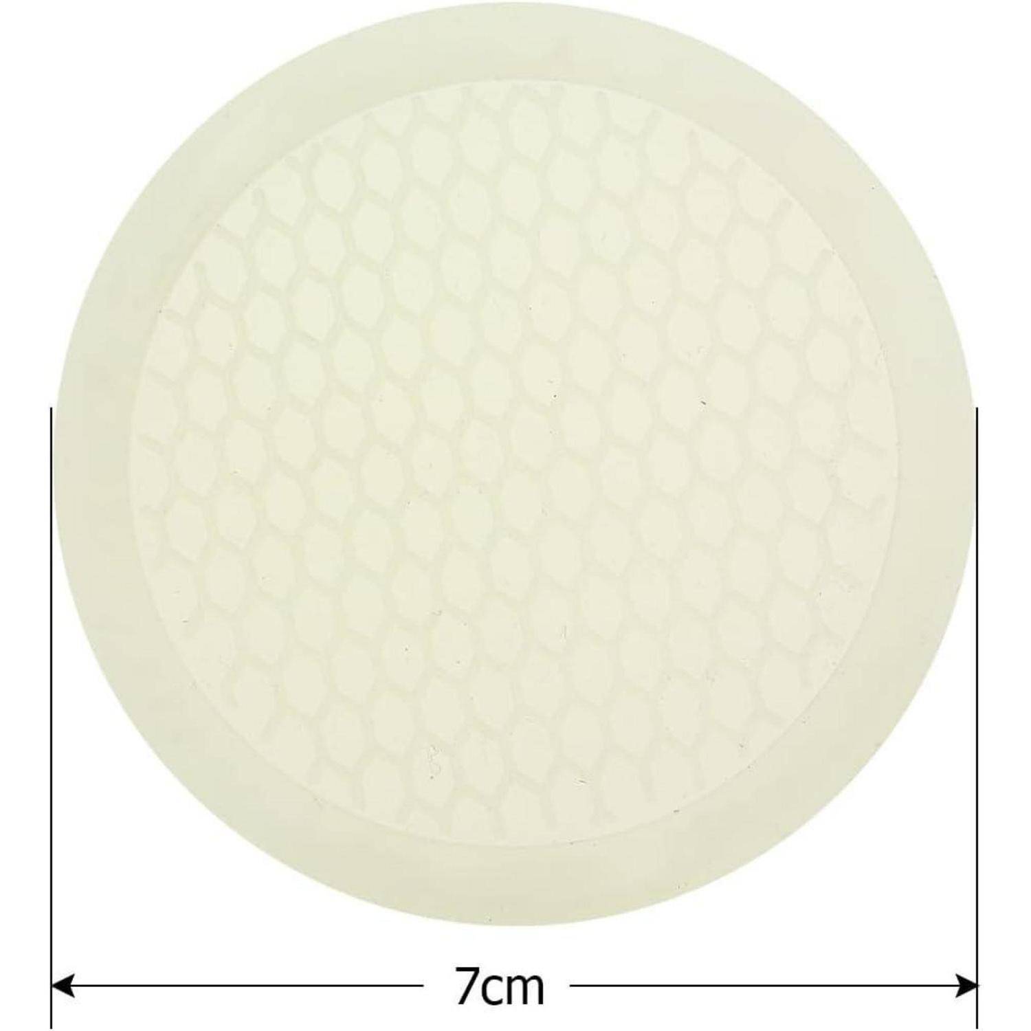 Rundes, durchscheinendes, cremefarbenes Pad oder Scheibe, 7 cm breit, mit einer subtilen Wabentextur.