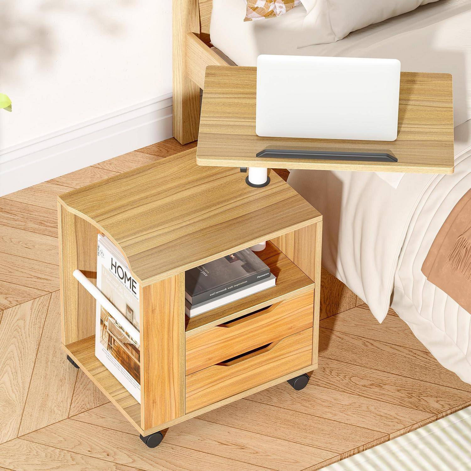 Ein hölzerner fahrbarer Nachttisch mit Laptopständer, Regalen zur Aufbewahrung und Schubladen neben einem Bett in einem hellen Schlafzimmer.