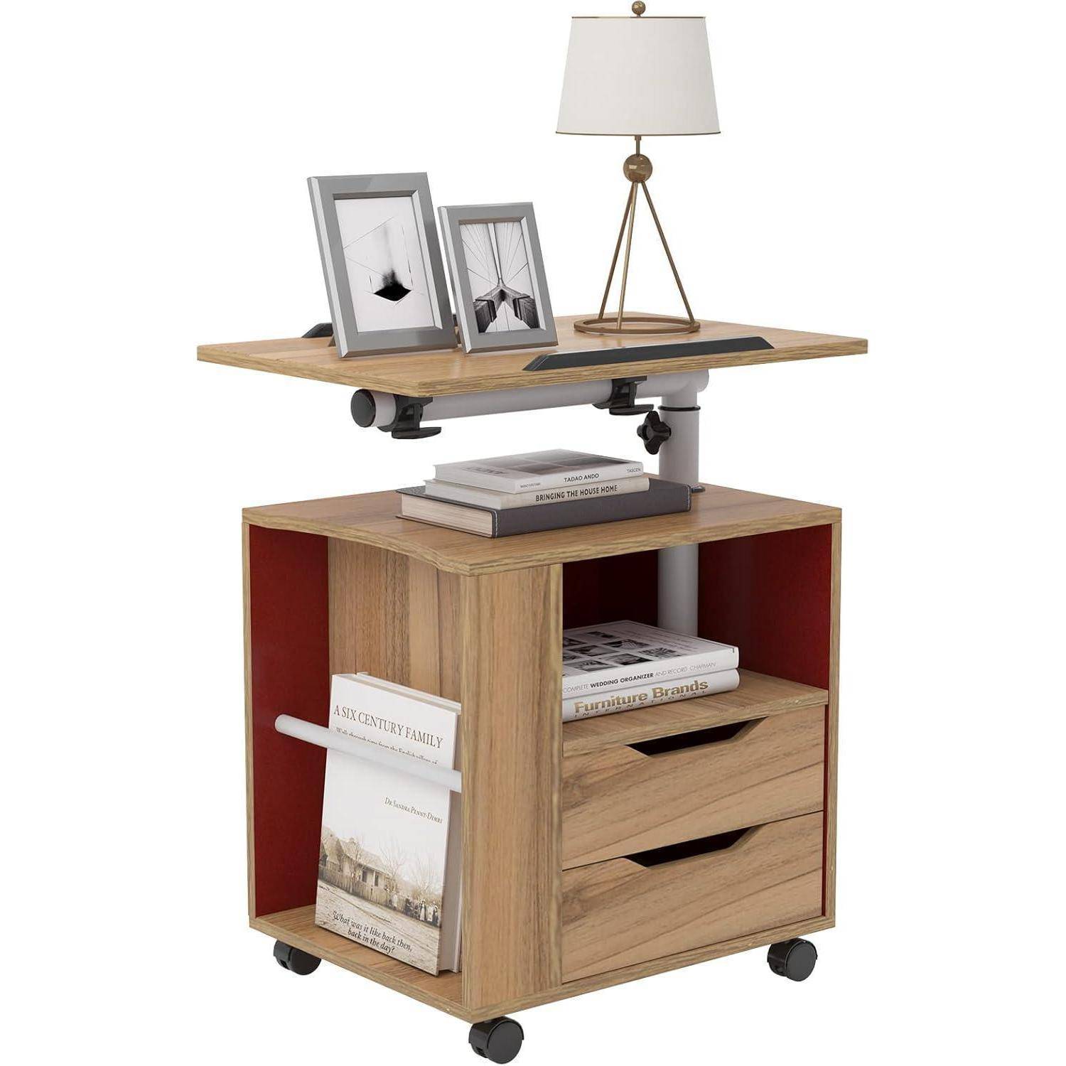 Holztisch auf Rollen mit klappbarer Schreibtischplatte, offenen Regalen, zwei Schubladen, einer Lampe, Bilderrahmen und Büchern auf weißem Hintergrund.