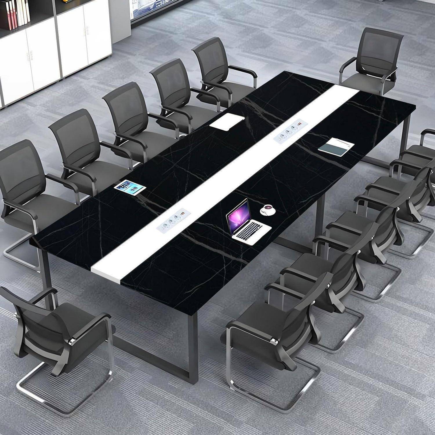 Moderner Konferenzraum mit einem großen schwarzen rechteckigen Tisch, vielen schwarzen Bürostühlen darum herum und einem Laptop sowie einer Kaffeetasse auf dem Tisch.
