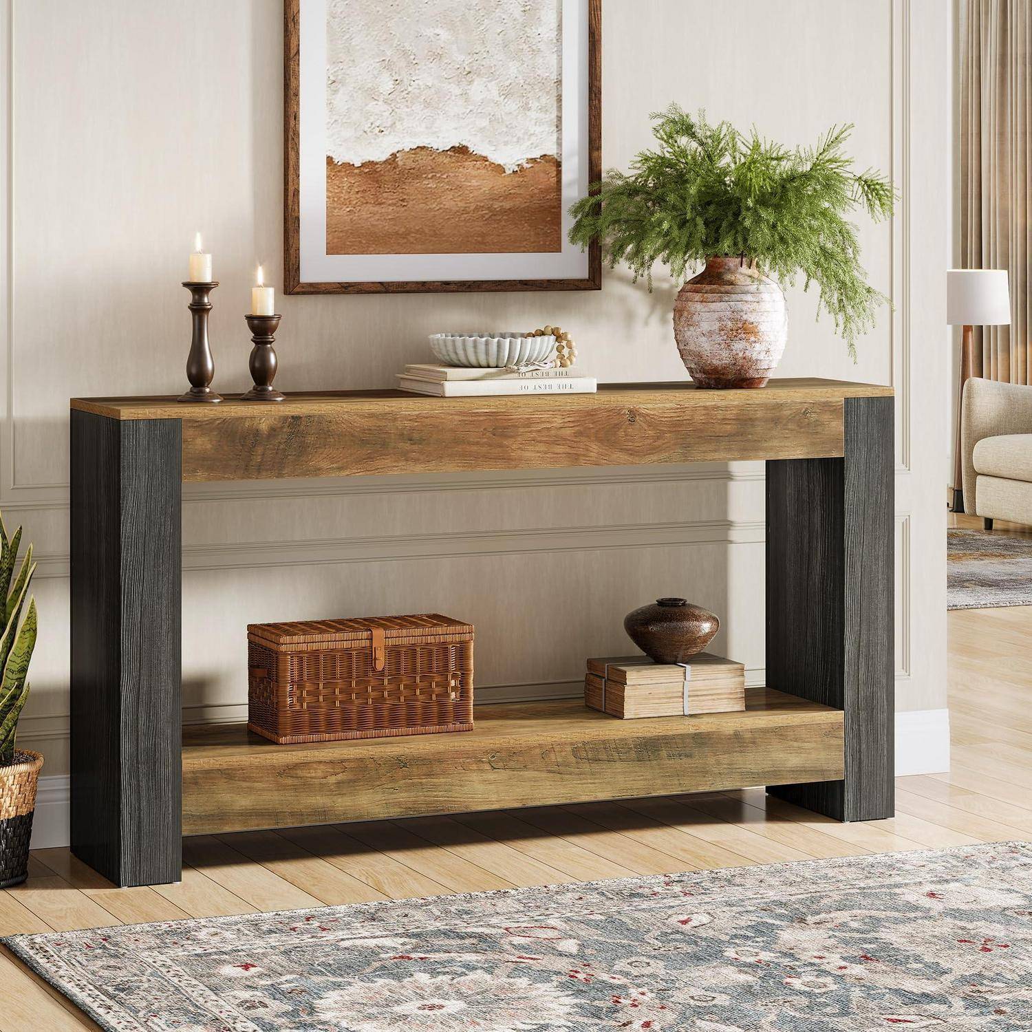 Rustikaler Holzkonsole mit dunklen Beinen, stilisiert mit Kerzen, Kunstwerken, einer Vase mit Grünpflanzen und dekorativen Aufbewahrungslösungen in einem hellen Wohnzimmer.