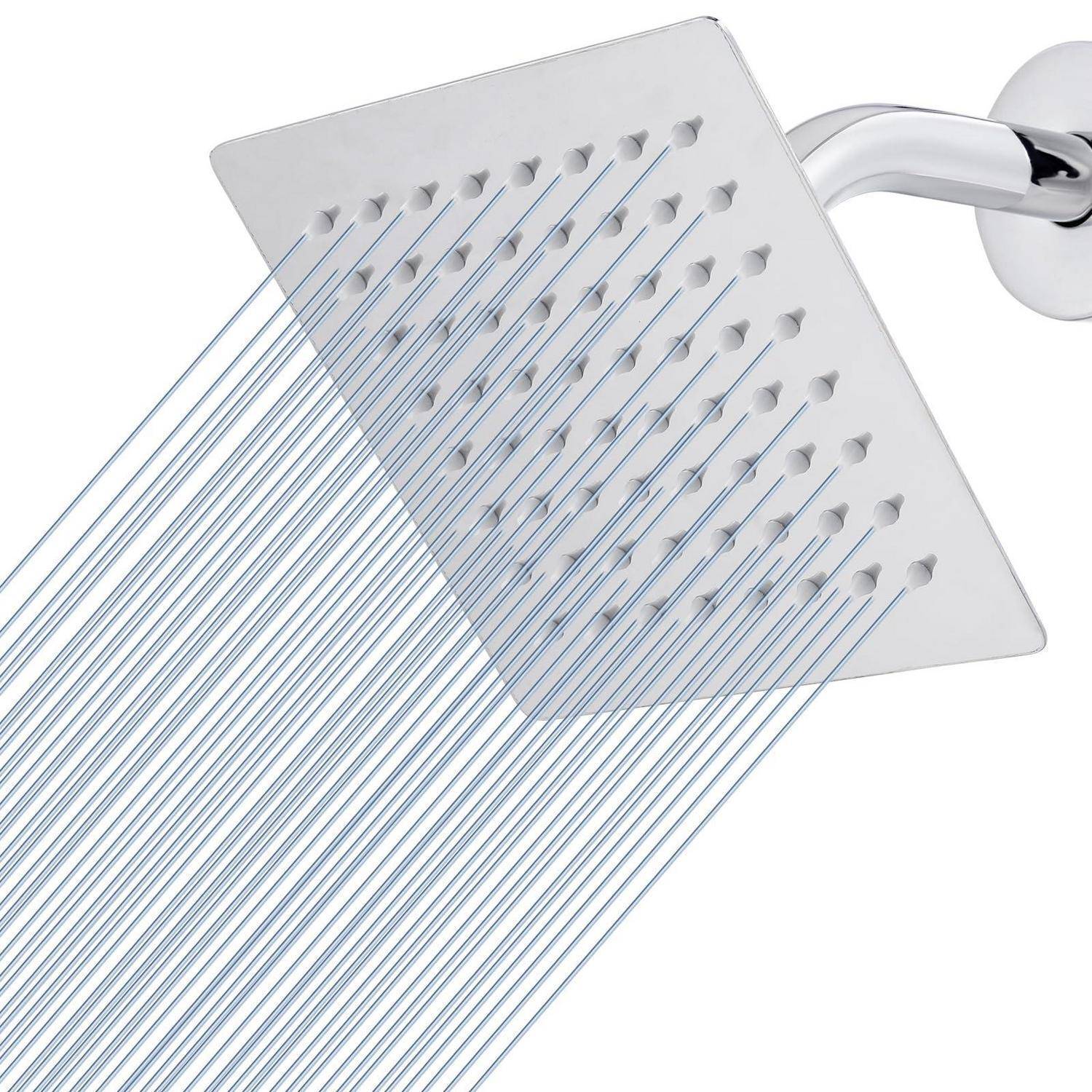 Chrom-Duschkopf, der einen breiten Wasserstrom auf weißem Hintergrund versprüht.