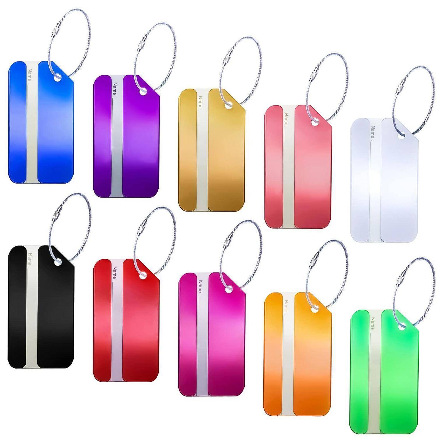Acht bunte rechteckige Metallkofferanhänger mit Drahtschleifen, dargestellt in Blau, Lila, Gold, Rosa, Weiß, Schwarz, Rot, Orange und Grün.