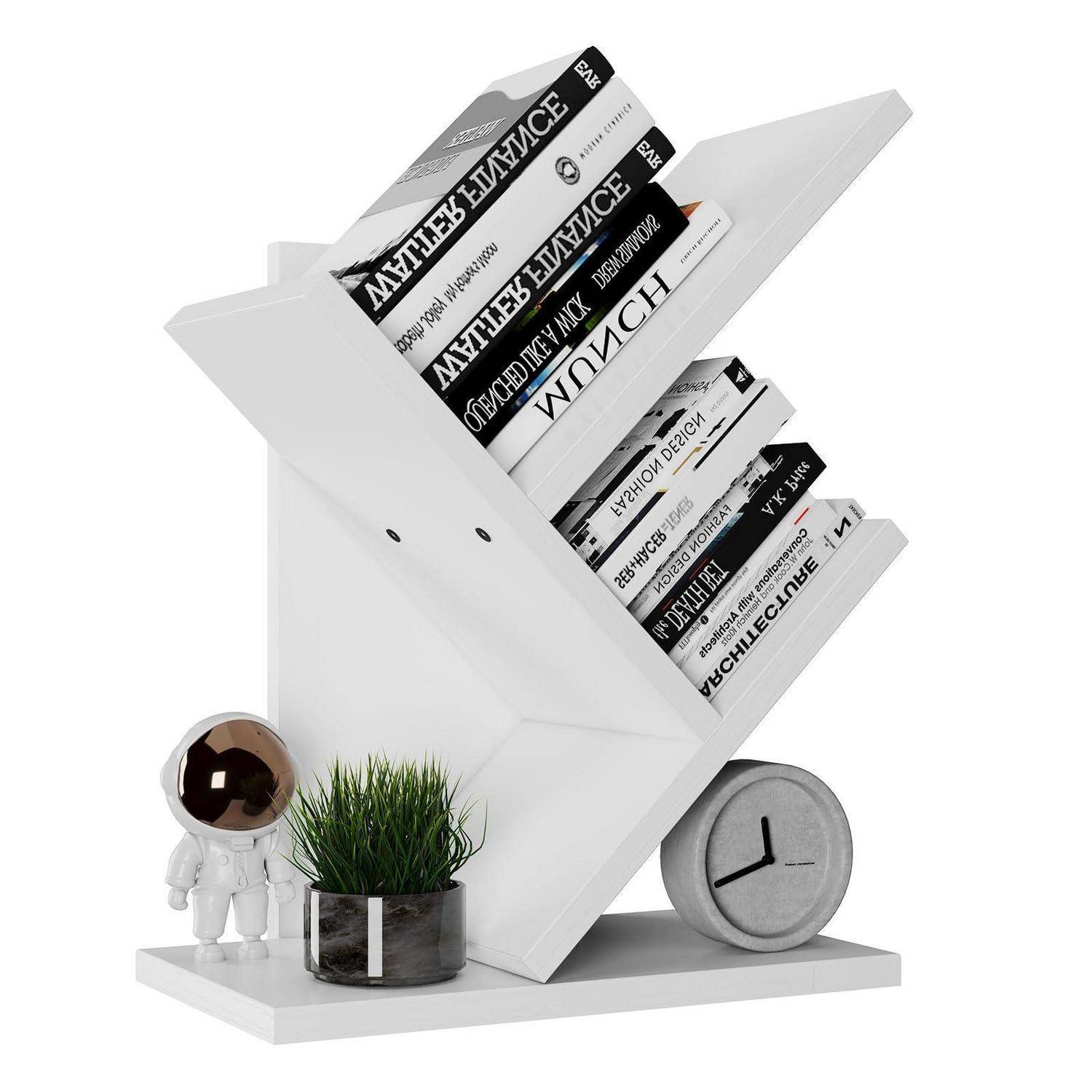 Weißer geometrischer Schreibtischorganizer, der Bücher hält, mit einer kleinen Astronautenfigur, einer Pflanze und einer Uhr auf einer regalartig geformten Basis.