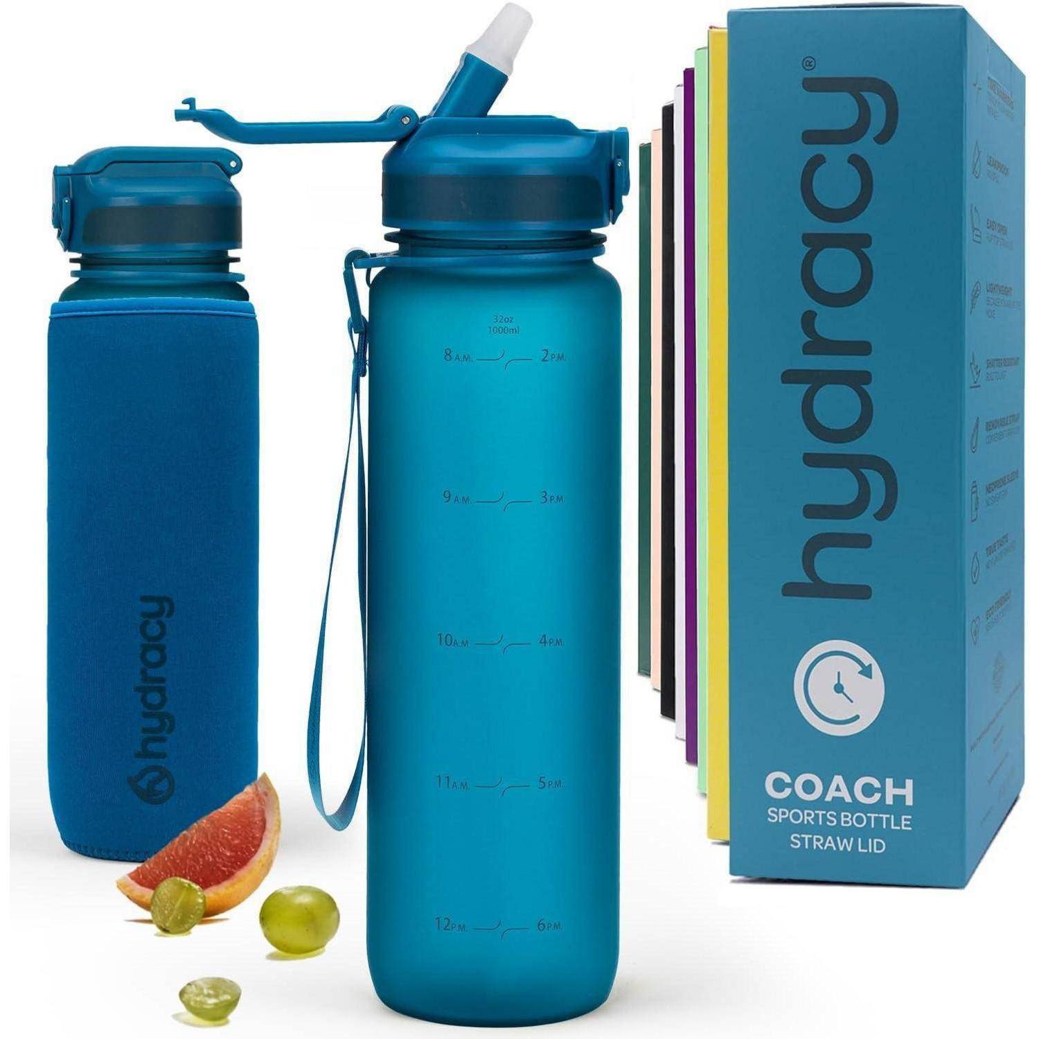 Zwei blaue HydraCup-Wasserflaschen mit Strohhalm-Deckeln, eine hohe Flasche mit Klarteilmarkierungen und eine isolierte Flasche, neben farbiger Verpackung mit der Beschriftung „hydraCup COACH SPORT BOTTLE STRAW LID