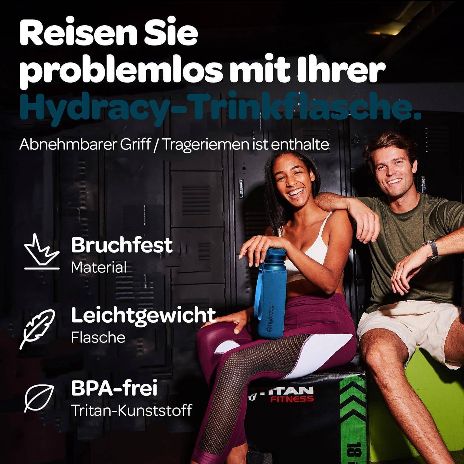 Fitness-Flaschenanzeige mit einer blauen Hydracy-Trinkflasche mit abnehmbarem Griff/Tragegurt; der Text hebt bruchsicheres Material, leichte Flasche und BPA-freies Tritan-Kunststoff hervor.
