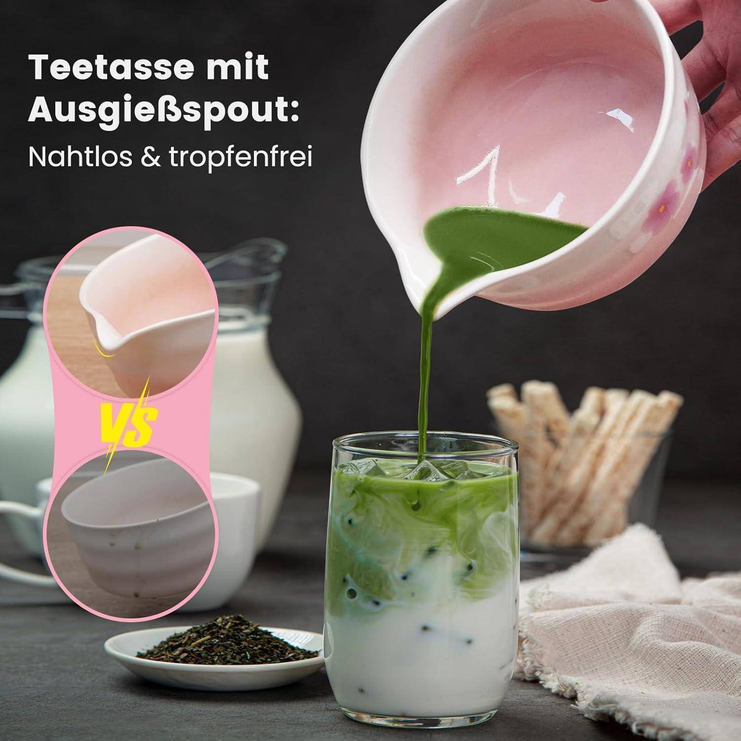 Rosa Teekanne mit Ausgießspout wird glatt und tropfenfrei Grüntee-Smoothie in ein Glas mit Eisgetränk eingegossen, mit deutschem Text „Teetasse mit Ausgießspout: Nahtlos & tropfenfrei" und einem Vergleich-Inset.