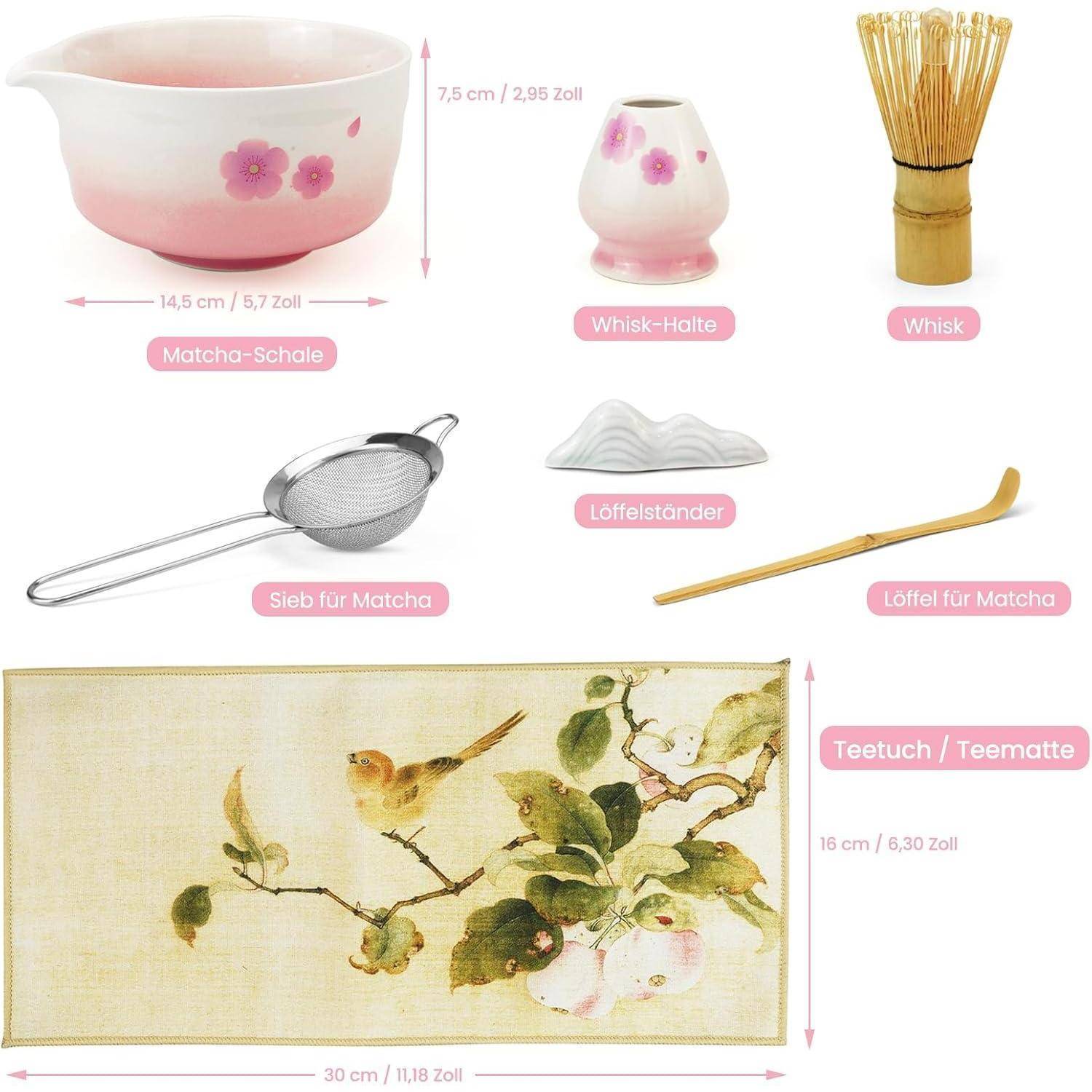 Illustriertes Matcha-Tee-Set mit einer rosa Matcha-Schale, Whisks-Halter, Bambus-Whisk, Maschensieb, Teelöffel, Löffelständer und Teehandtuch mit Vogel- und Astmotiv sowie Größenetiketten.