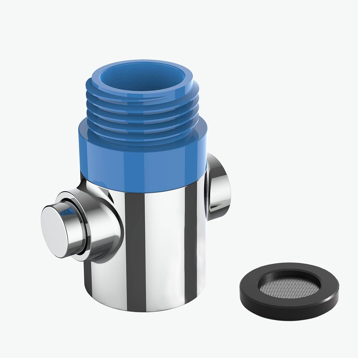 Chrom- und blaugewinde Sanitärverbinder mit zwei Seitenöffnungen, neben einem kleinen schwarzen Maschenfilterring auf weißem Hintergrund dargestellt.