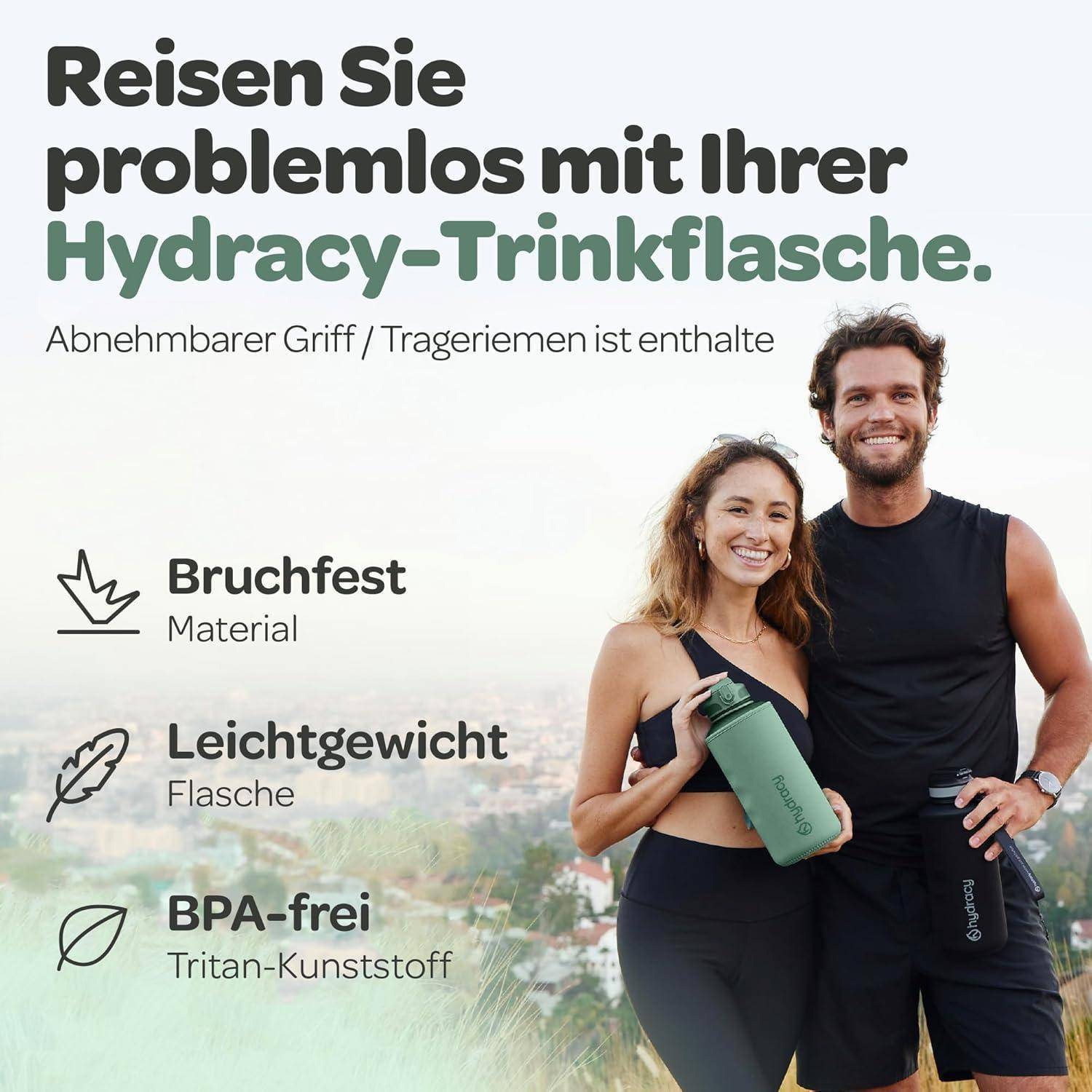 Werbebild eines Mannes und einer Frau, die wiederverwendbare Hydracy-Wasserflaschen halten, mit deutschem Text, der bruchsicher, leicht, BPA-frei Eigenschaften und abnehmbarem Griff/Riemen hervorhebt.