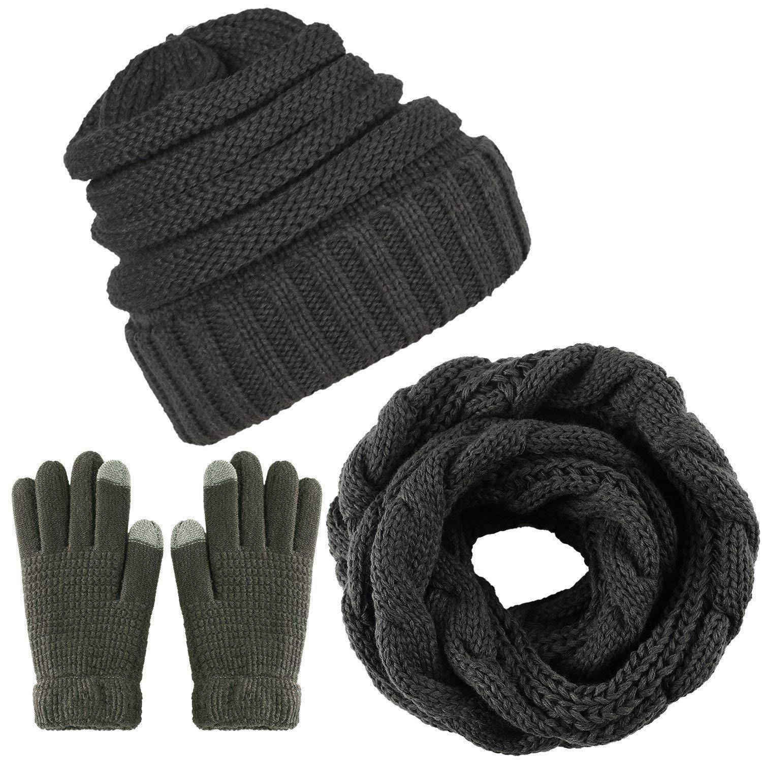 Schwarze Strickmütze für Winter, passende Handschuhe und ein dicker Schlauchschal auf weißem Hintergrund.